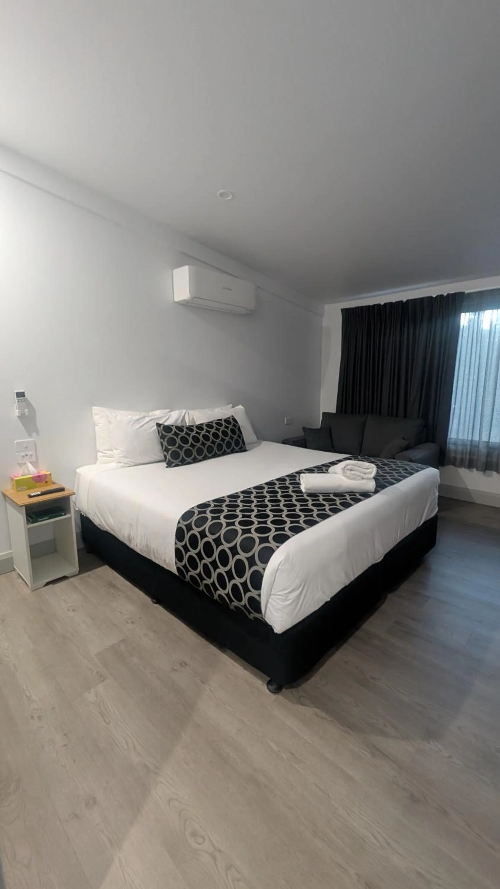 Bed in Cooma High Country Motel