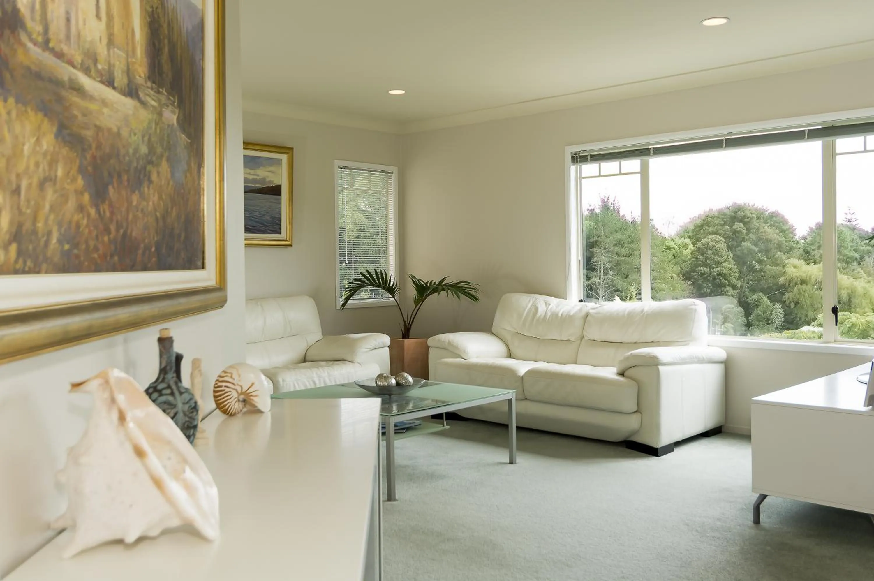 Communal lounge/ TV room in Seascape Villa B&B