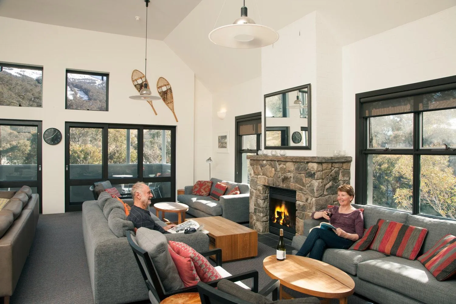 Communal lounge/ TV room in Boali Lodge Thredbo