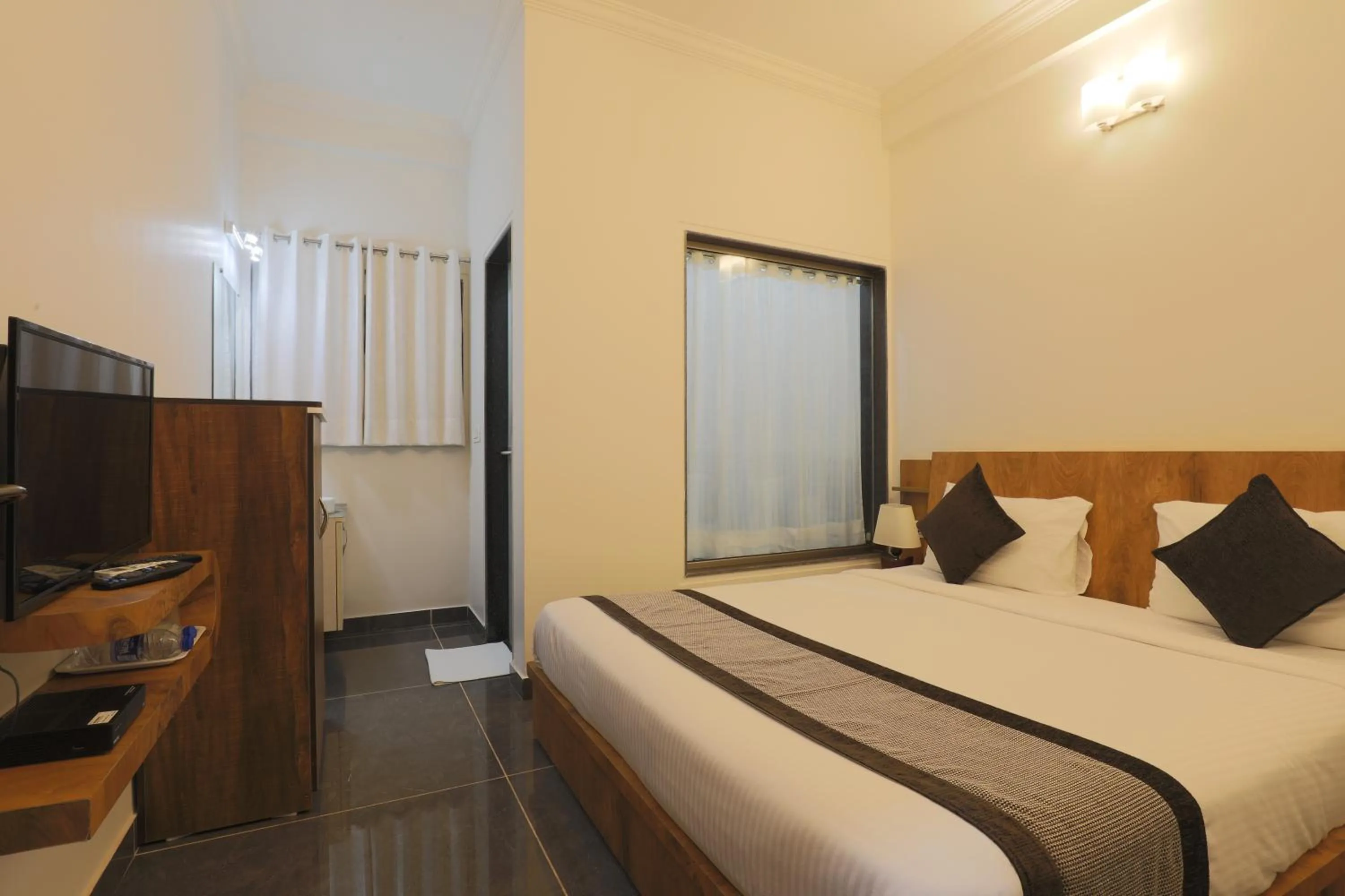 Photo of the whole room, Bed in Rankk Stays