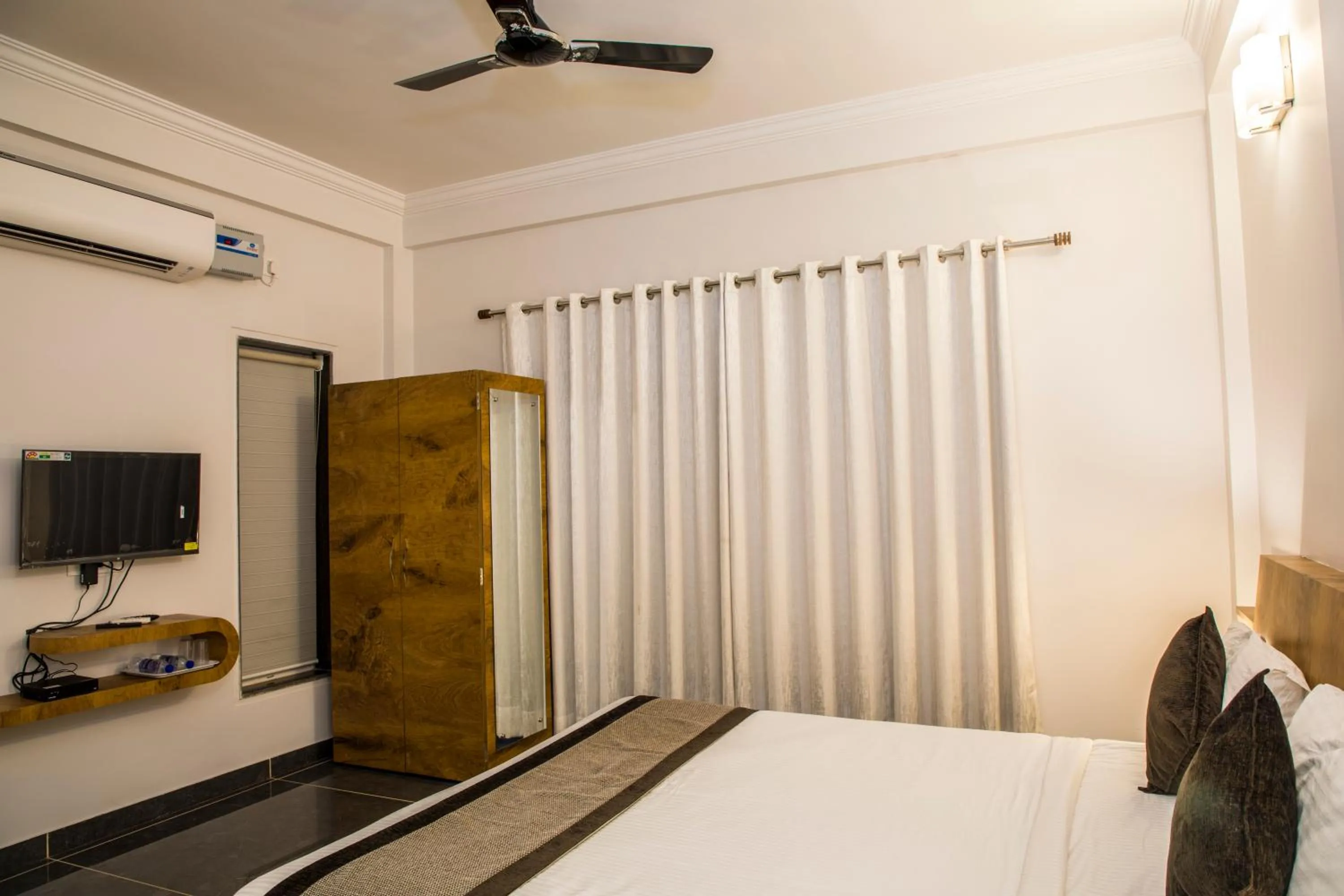 Bedroom, Bed in Rankk Stays