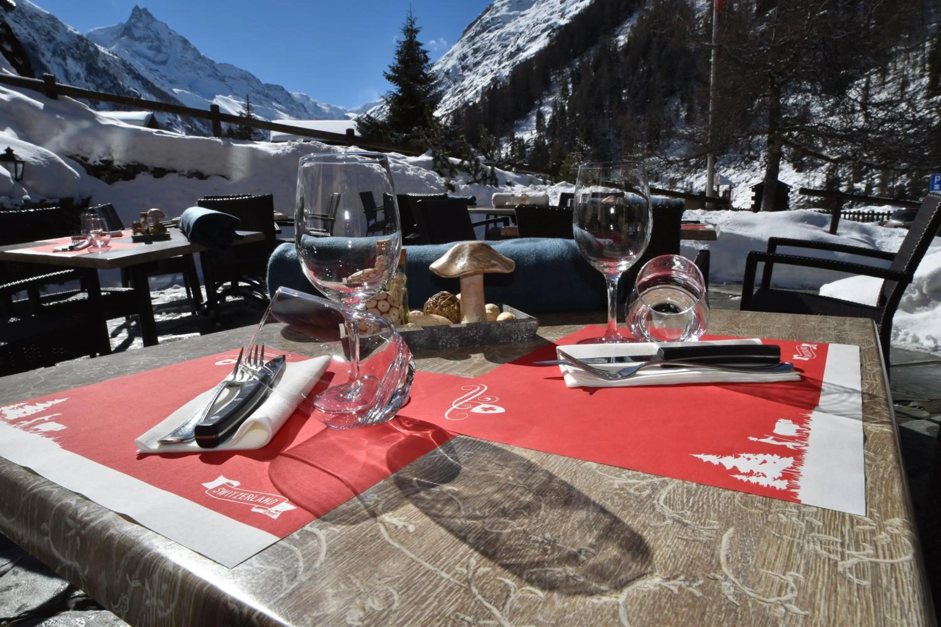 Patio in Hôtel Le Besso - Swiss Romantic Lodge Zinal