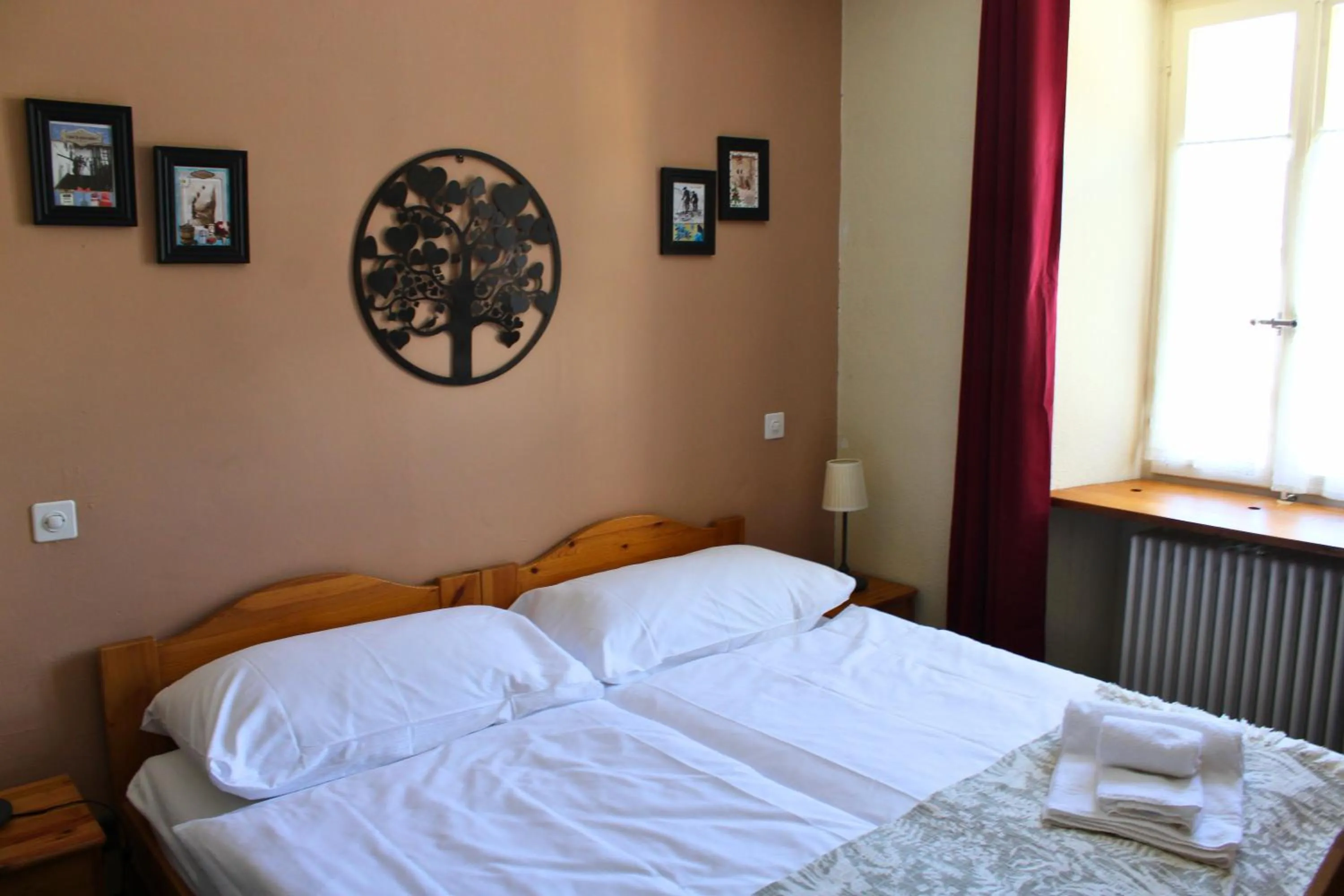Property building, Bed in Hôtel Le Besso - Swiss Romantic Lodge Zinal