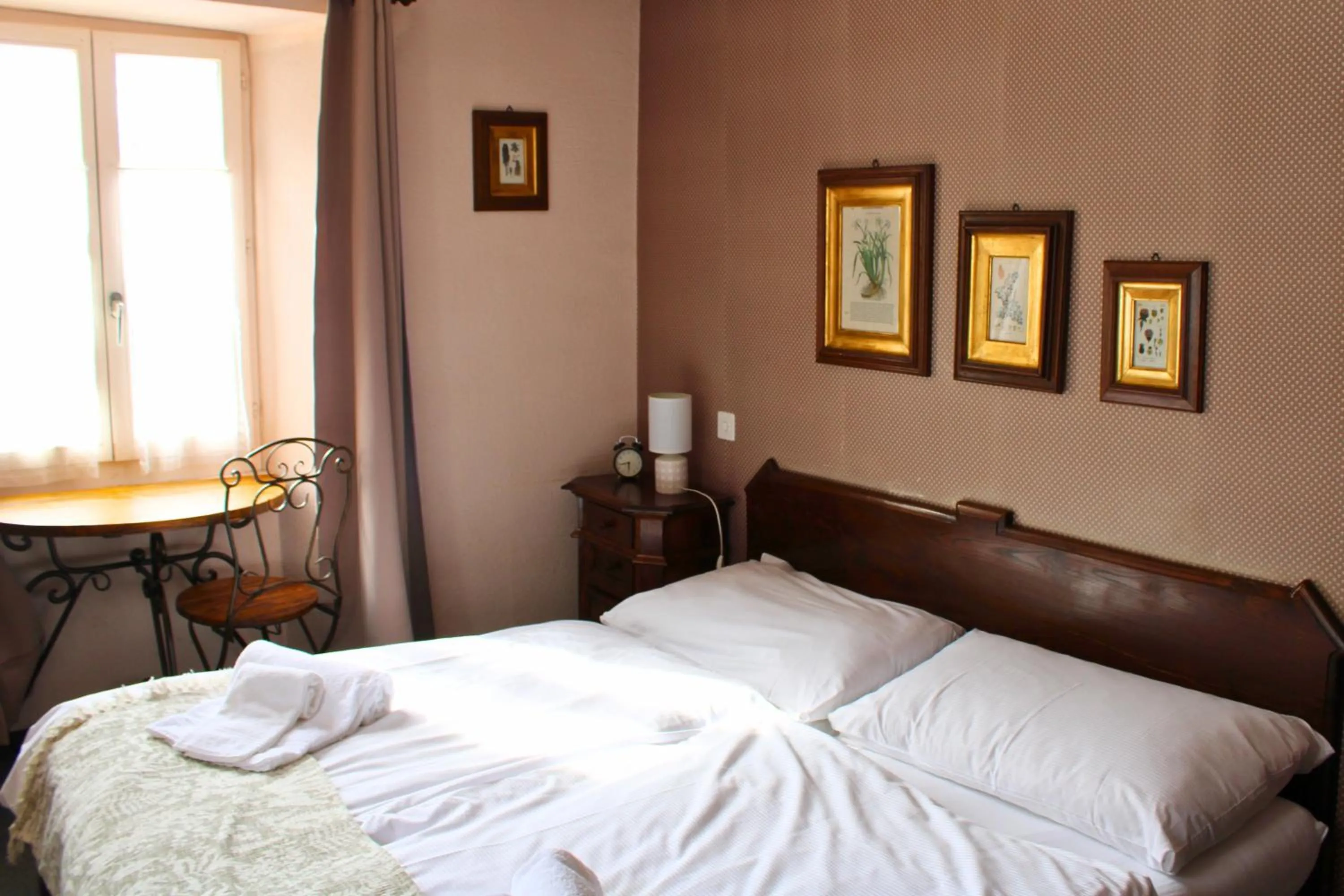 Property building, Bed in Hôtel Le Besso - Swiss Romantic Lodge Zinal