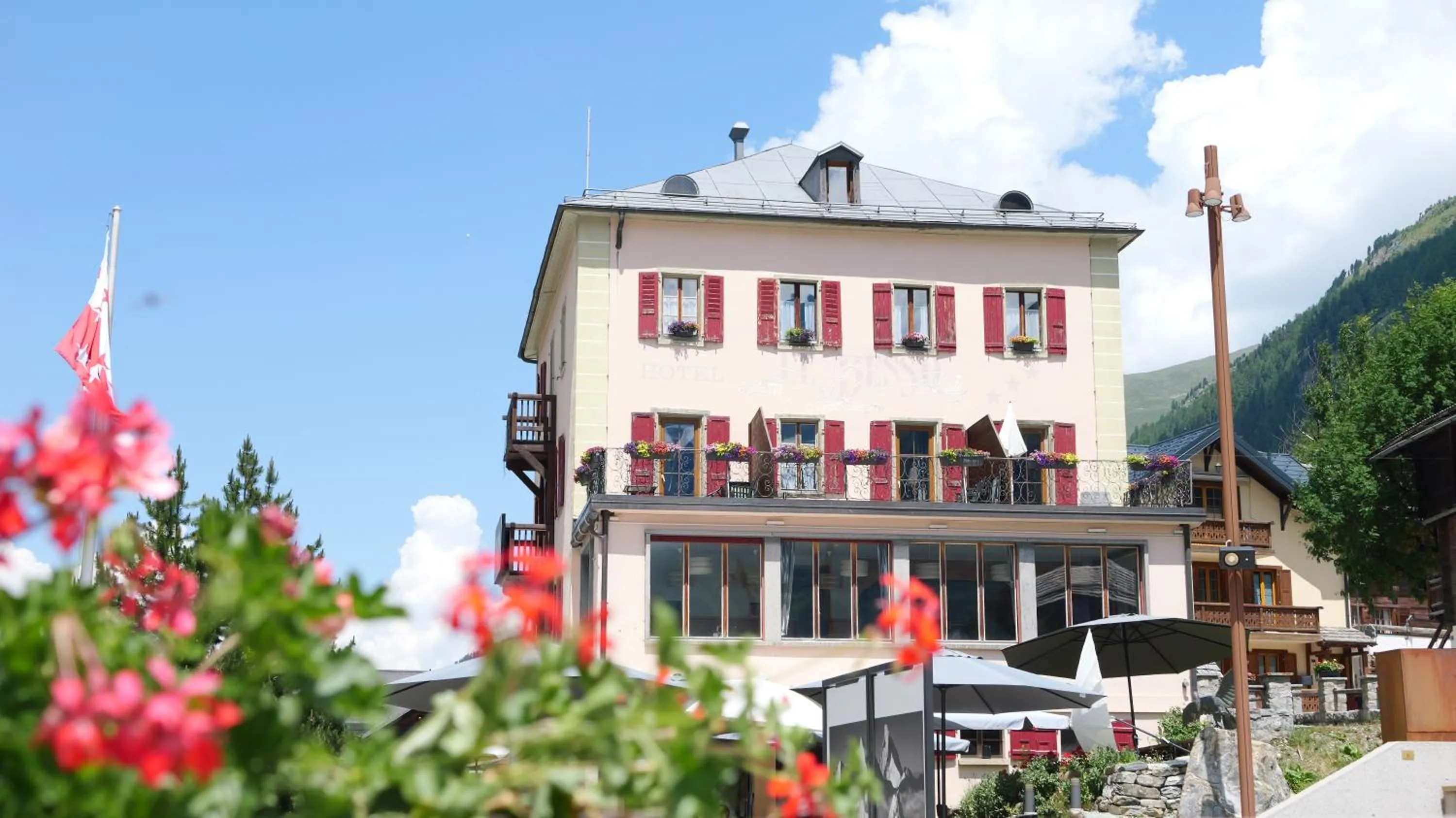 Property building in Hôtel Le Besso - Swiss Romantic Lodge Zinal
