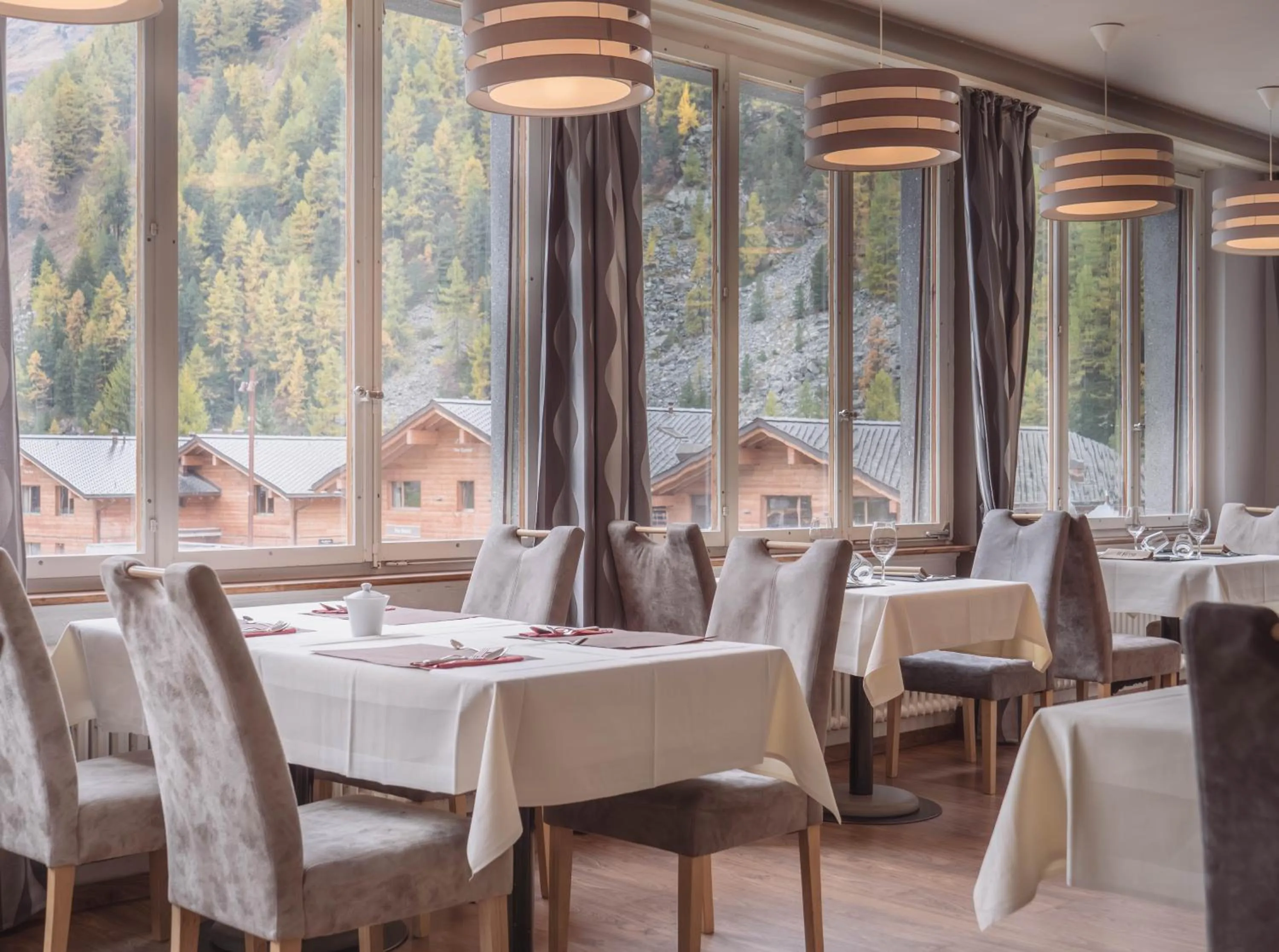 Restaurant/places to eat in Hôtel Le Besso - Swiss Romantic Lodge Zinal