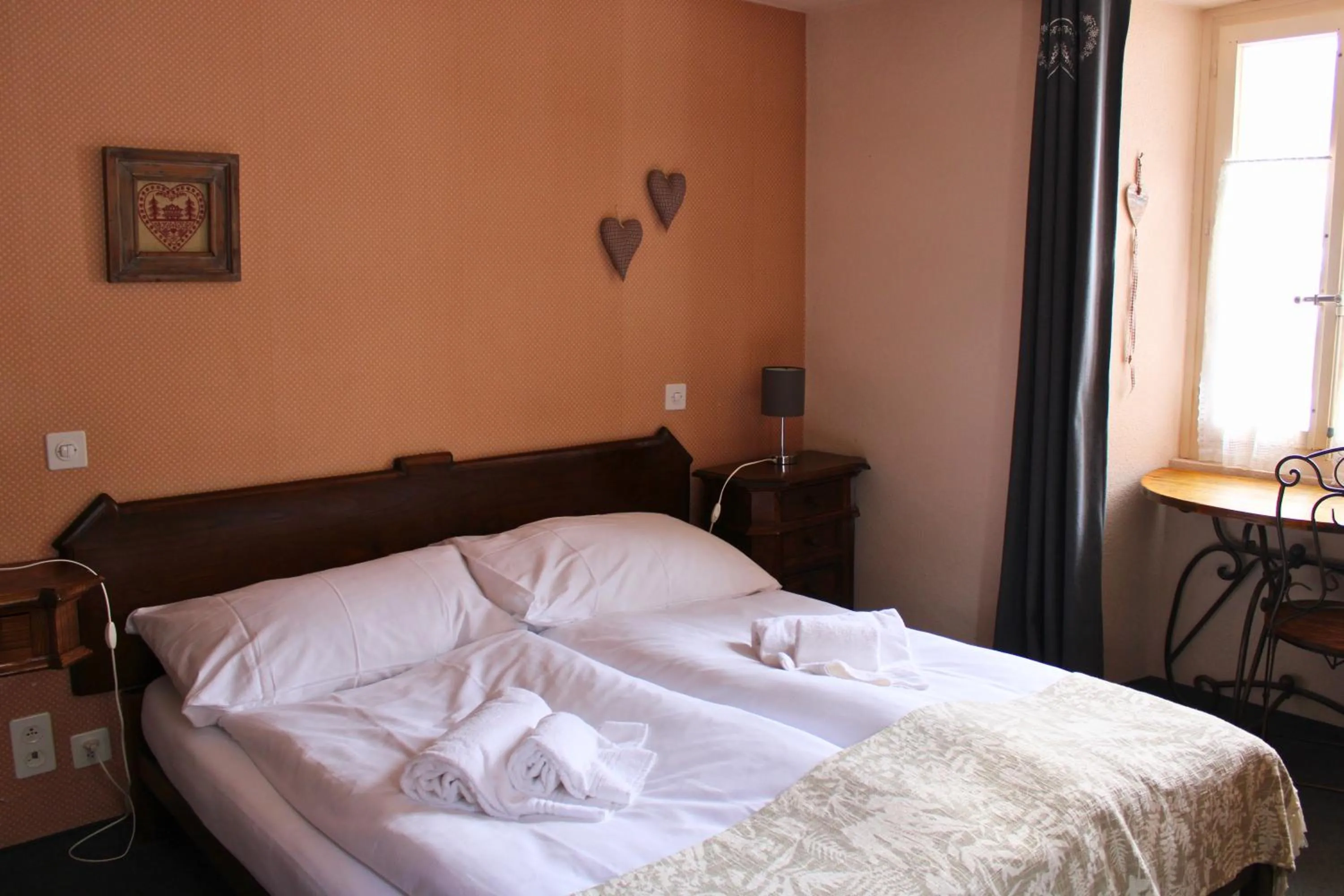 Property building, Bed in Hôtel Le Besso - Swiss Romantic Lodge Zinal