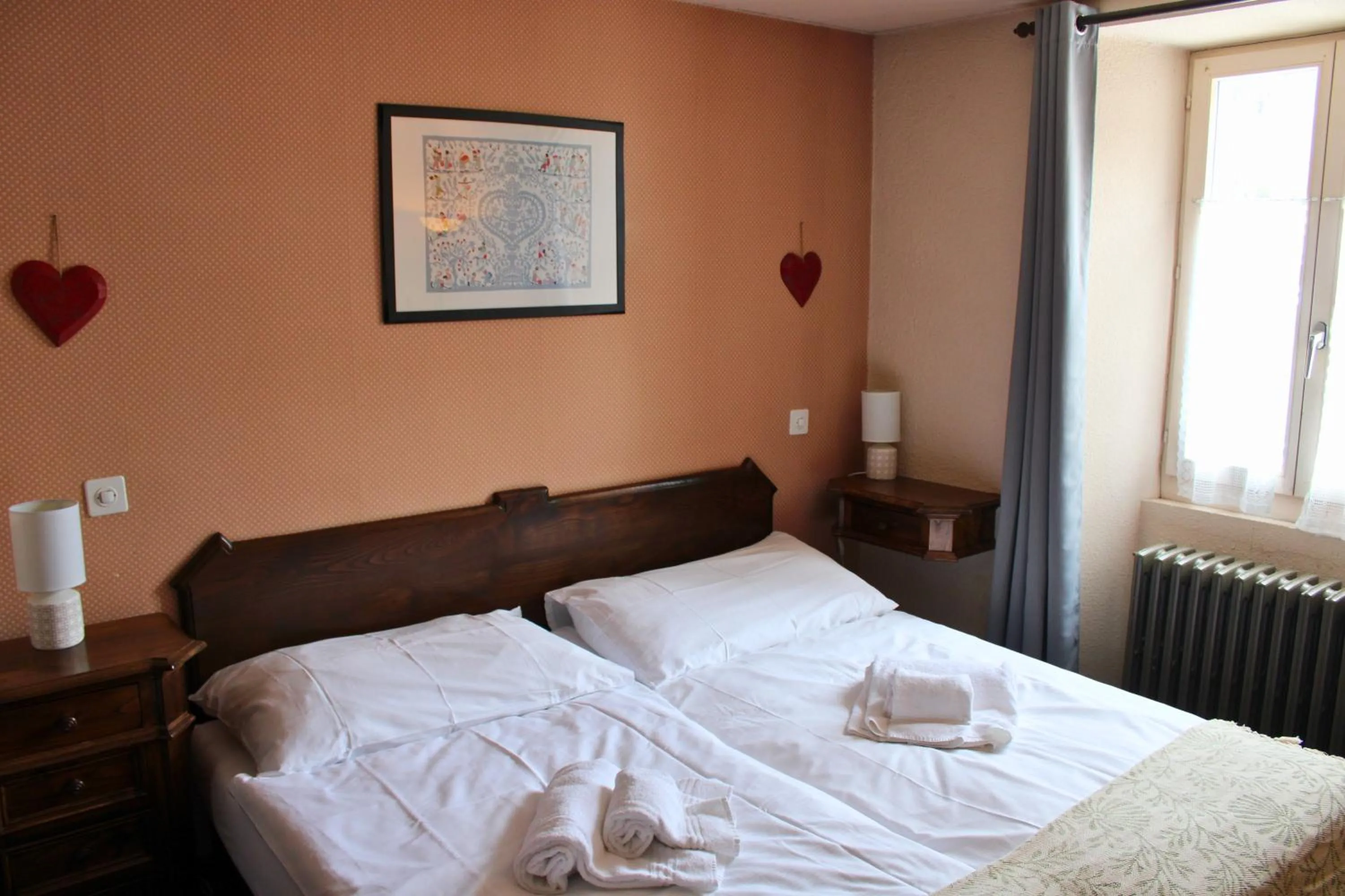 Property building, Bed in Hôtel Le Besso - Swiss Romantic Lodge Zinal