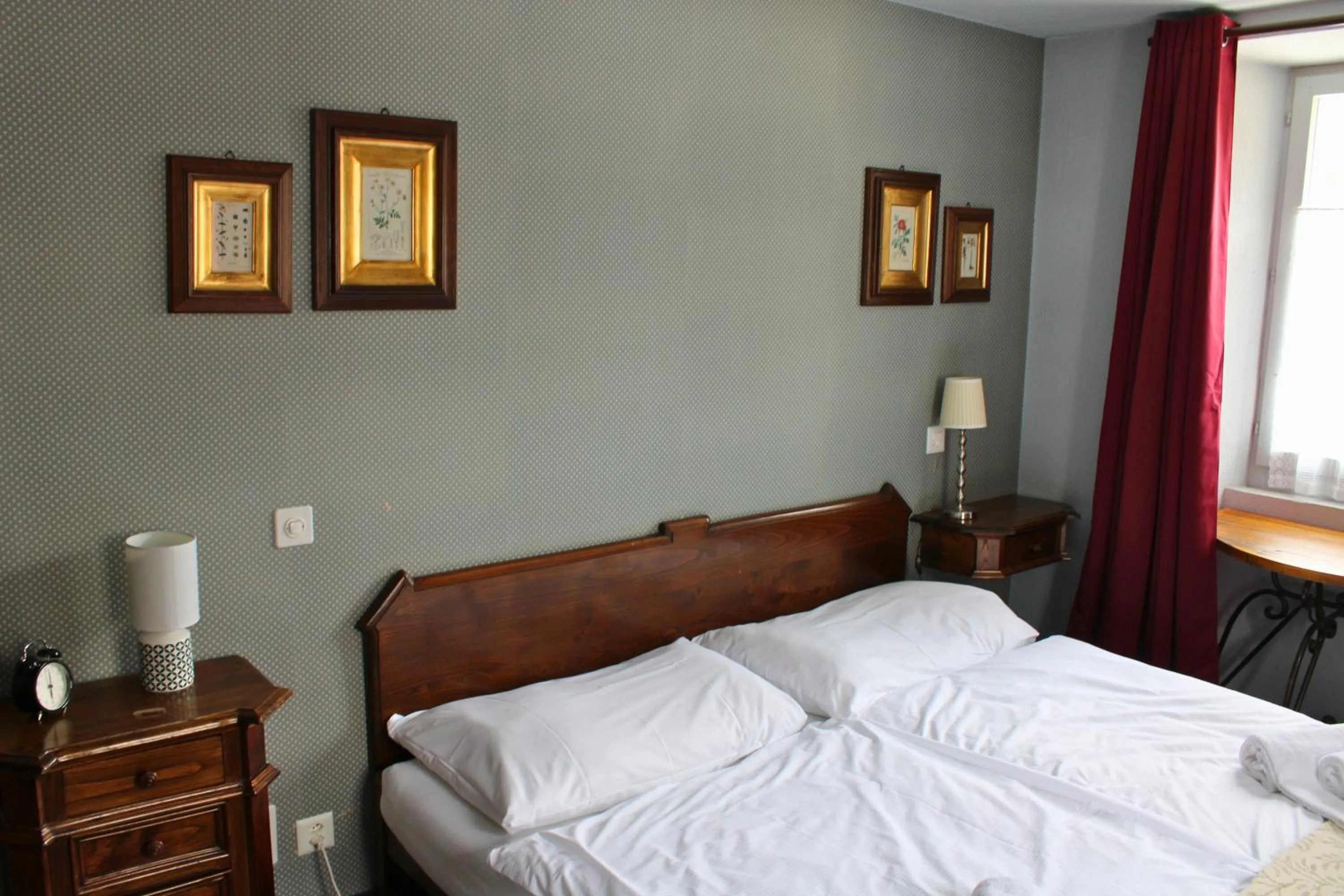 Property building, Bed in Hôtel Le Besso - Swiss Romantic Lodge Zinal
