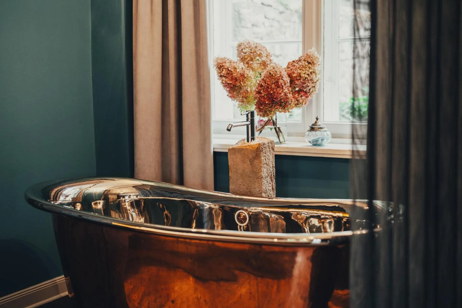 Bath in Villa Sorgenfrei und Restaurant Atelier Sanssouci