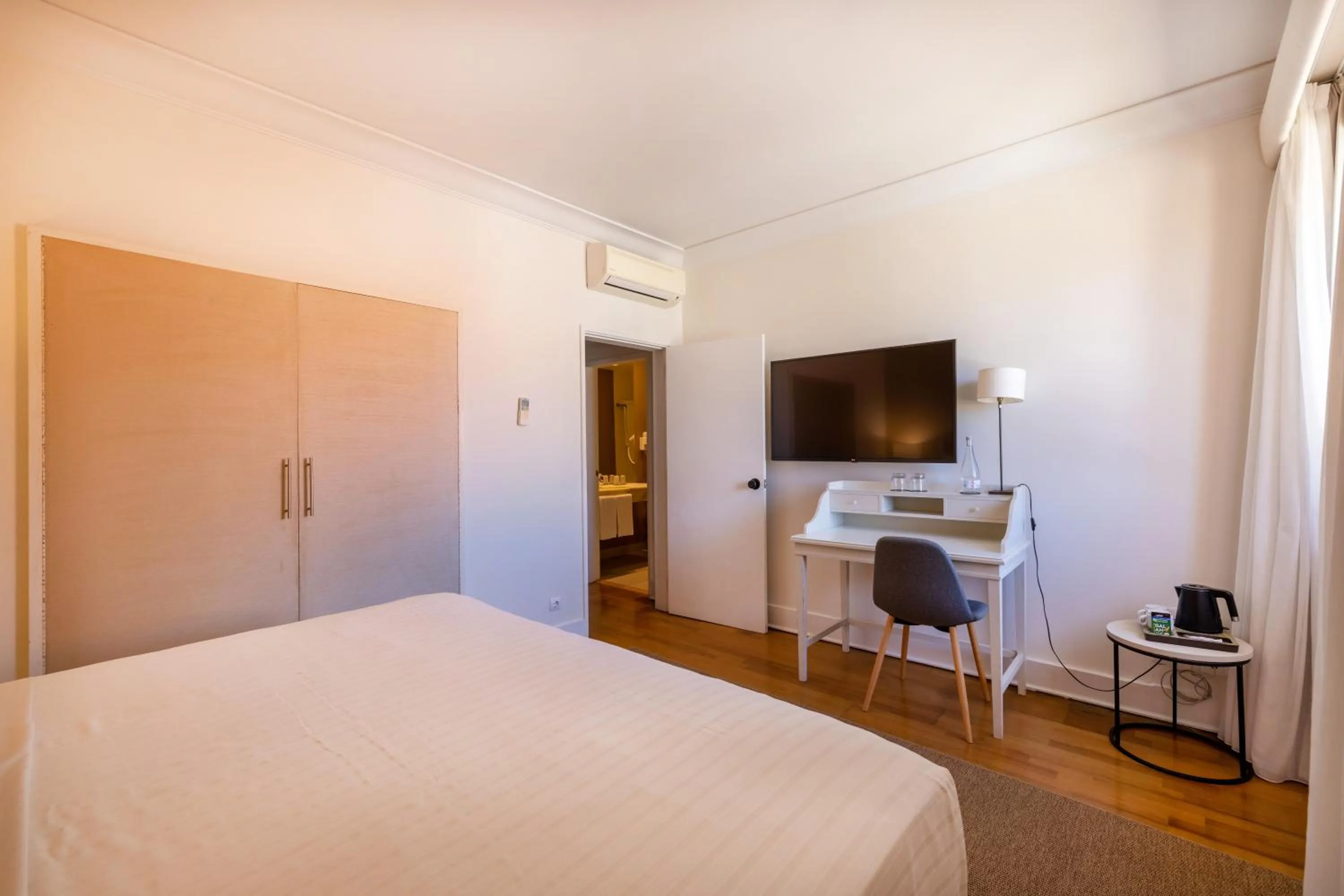 Photo of the whole room, Bed in Pousada de Sagres