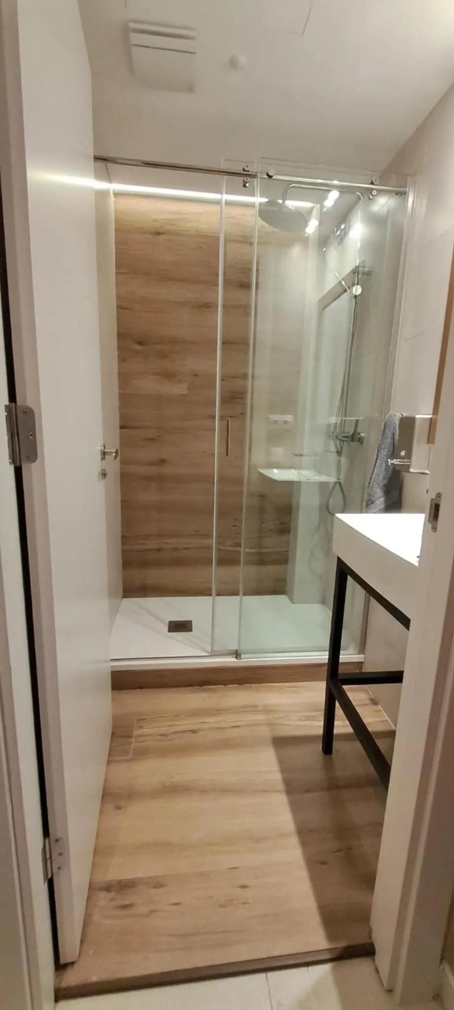 Shower in Onefam Sants