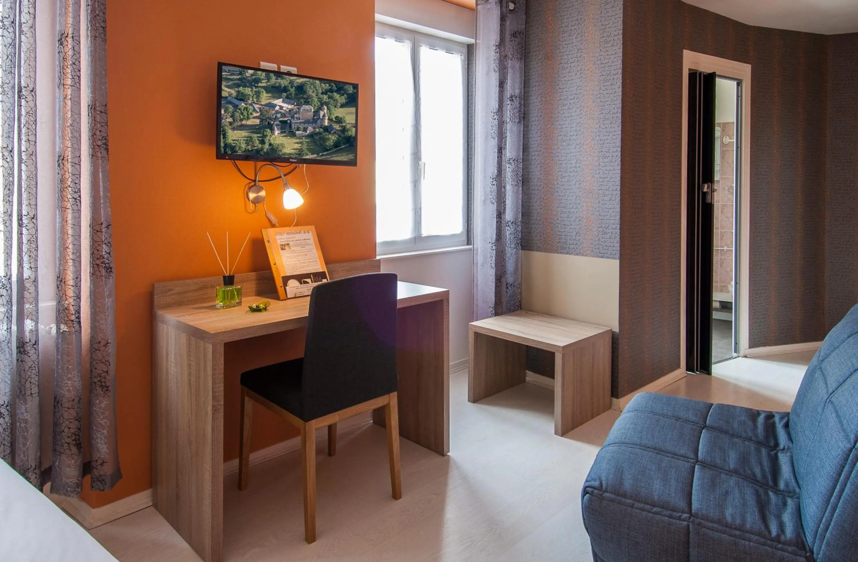 Bed in Logis Hôtel Restaurant Cazes Arazat