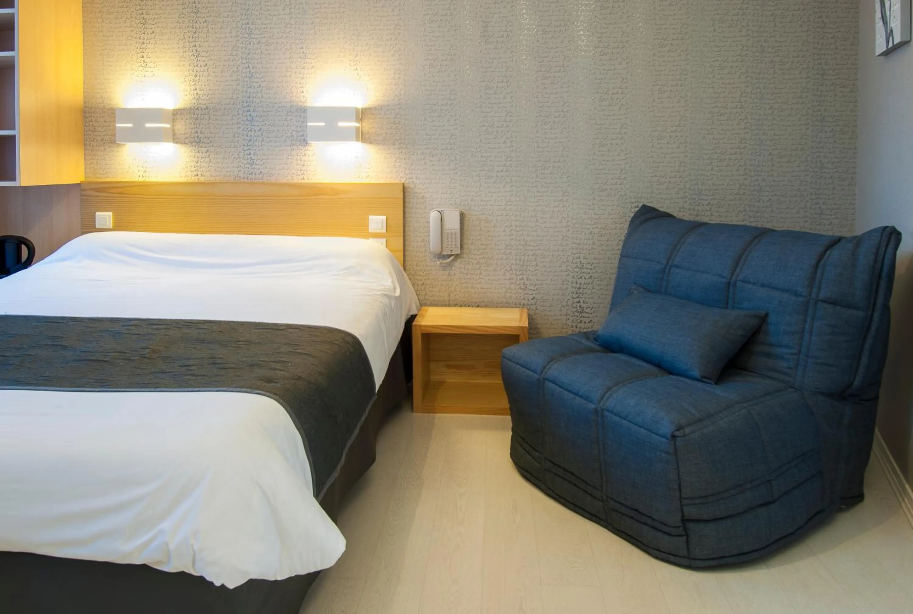 Bed in Logis Hôtel Restaurant Cazes Arazat