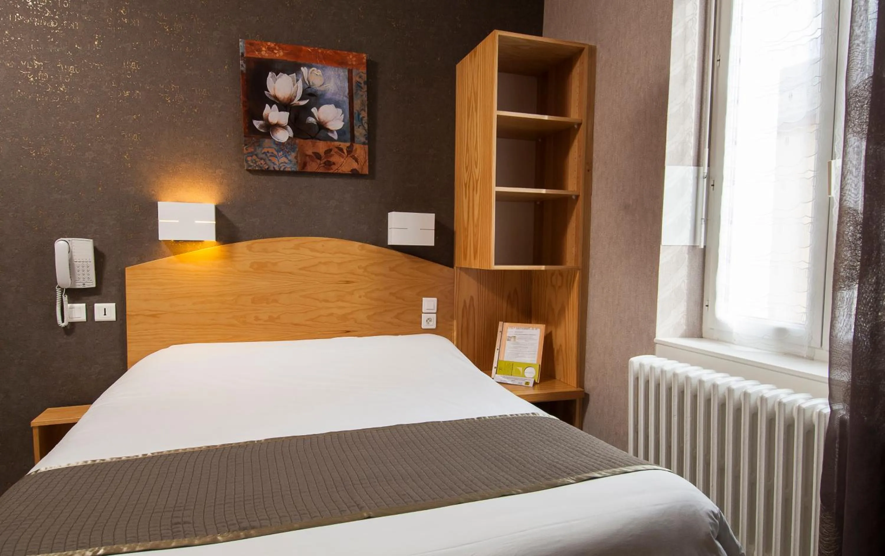 Bed in Logis Hôtel Restaurant Cazes Arazat