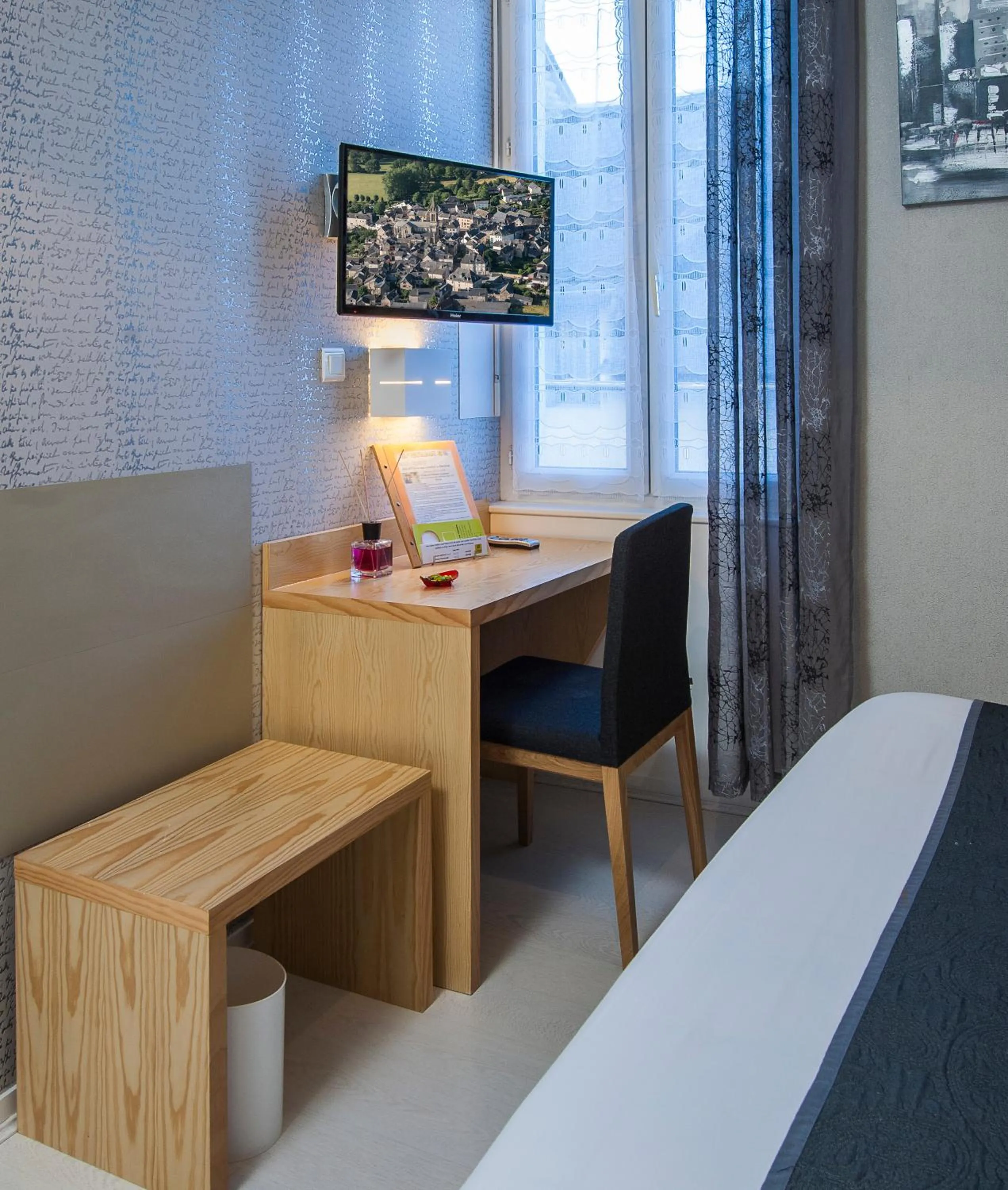 Bed in Logis Hôtel Restaurant Cazes Arazat