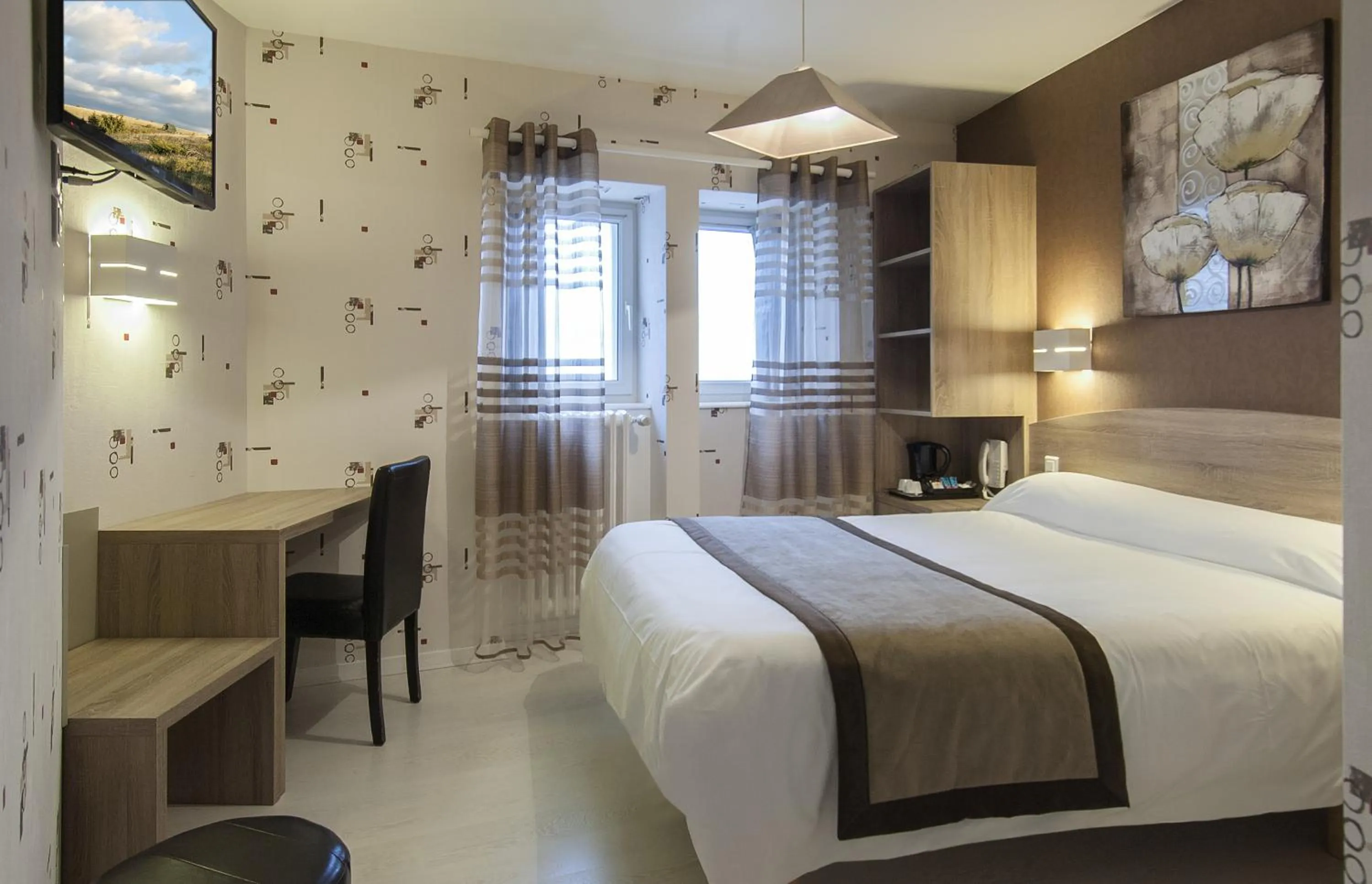 Bed in Logis Hôtel Restaurant Cazes Arazat