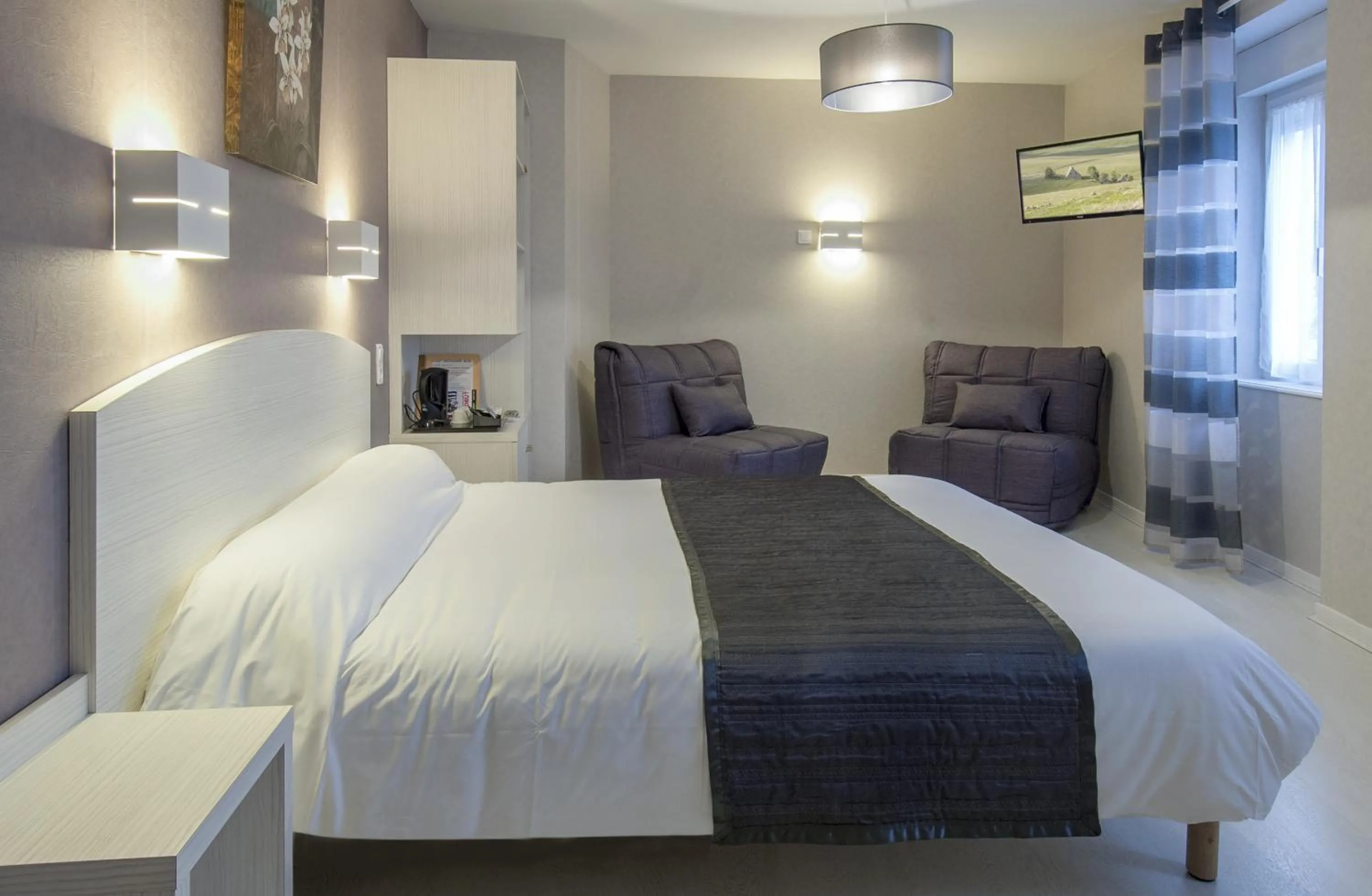 Bed in Logis Hôtel Restaurant Cazes Arazat