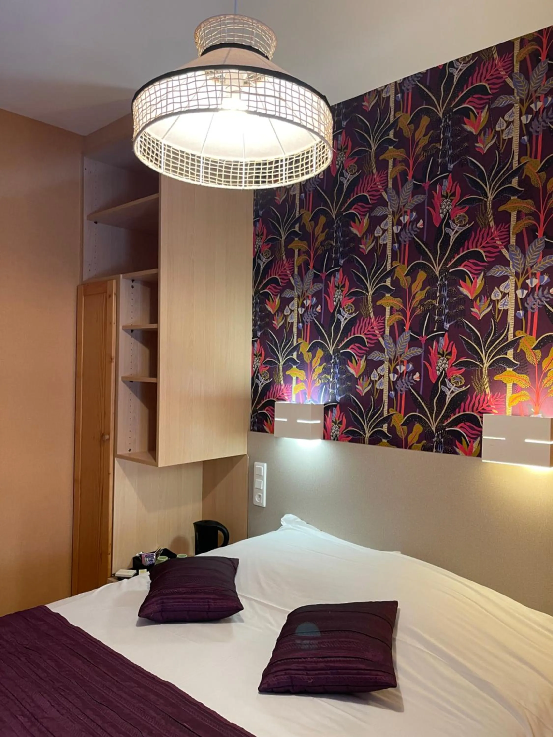 Bed in Logis Hôtel Restaurant Cazes Arazat