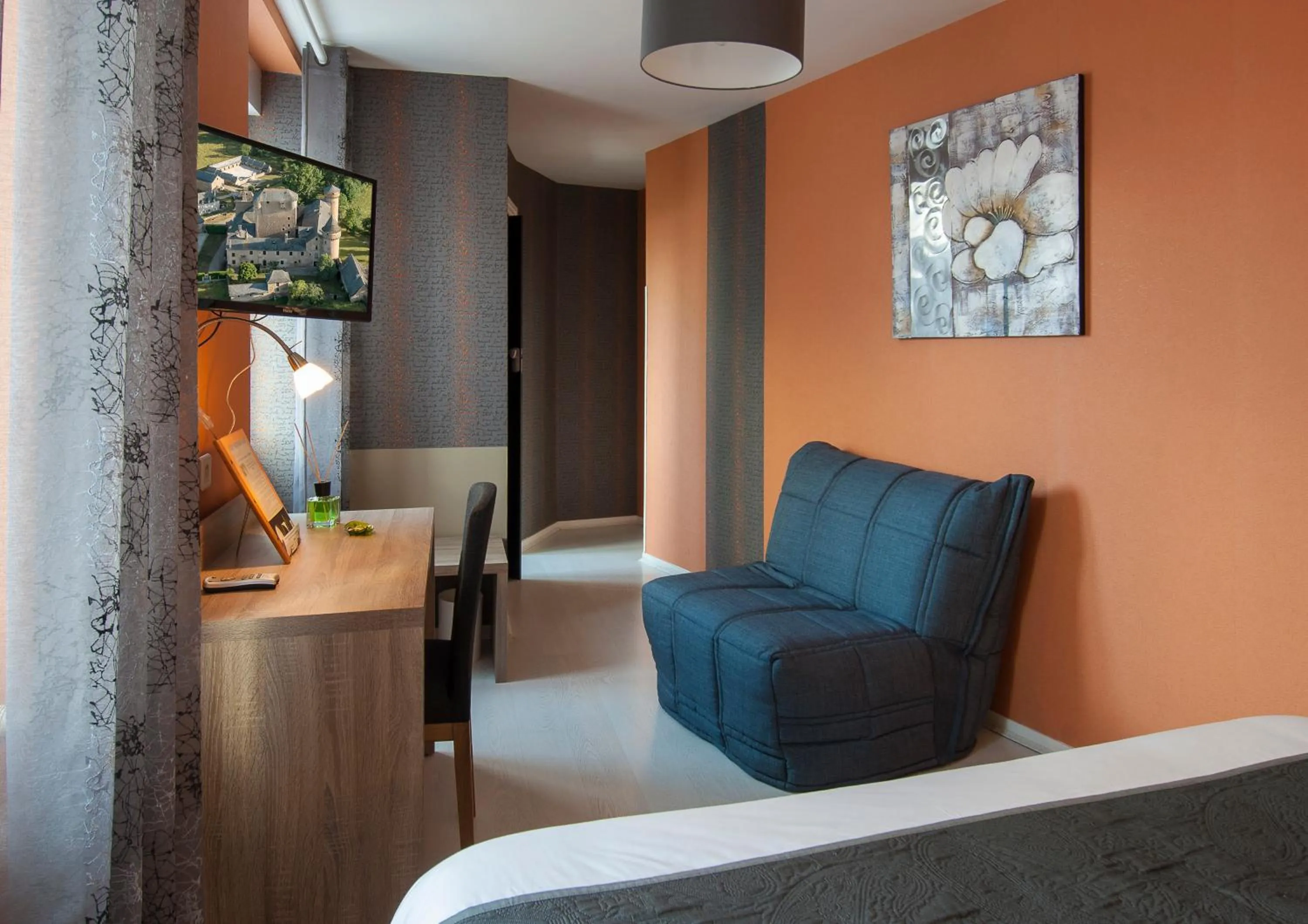 Bed in Logis Hôtel Restaurant Cazes Arazat