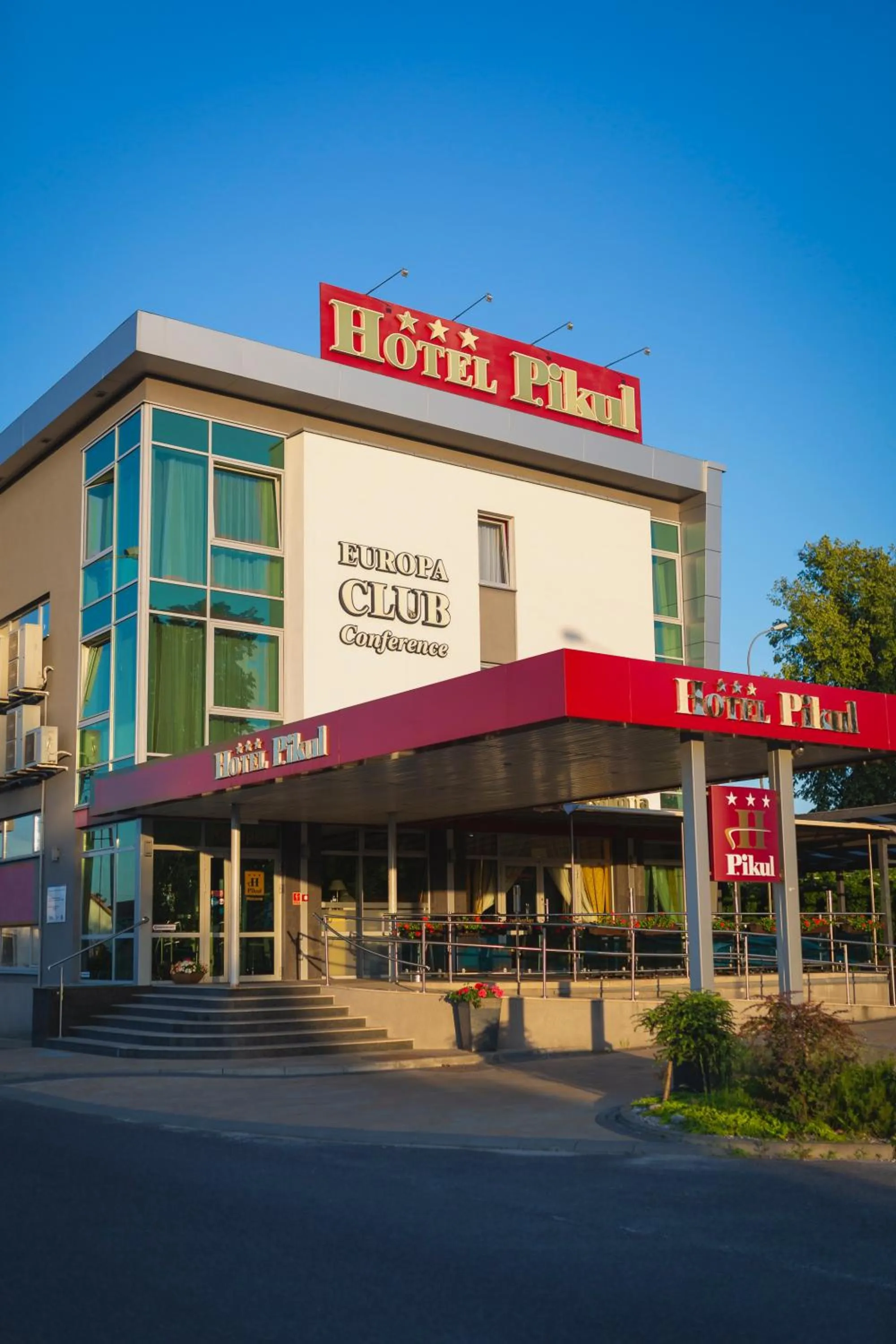 Facade/entrance in Hotel Pikul