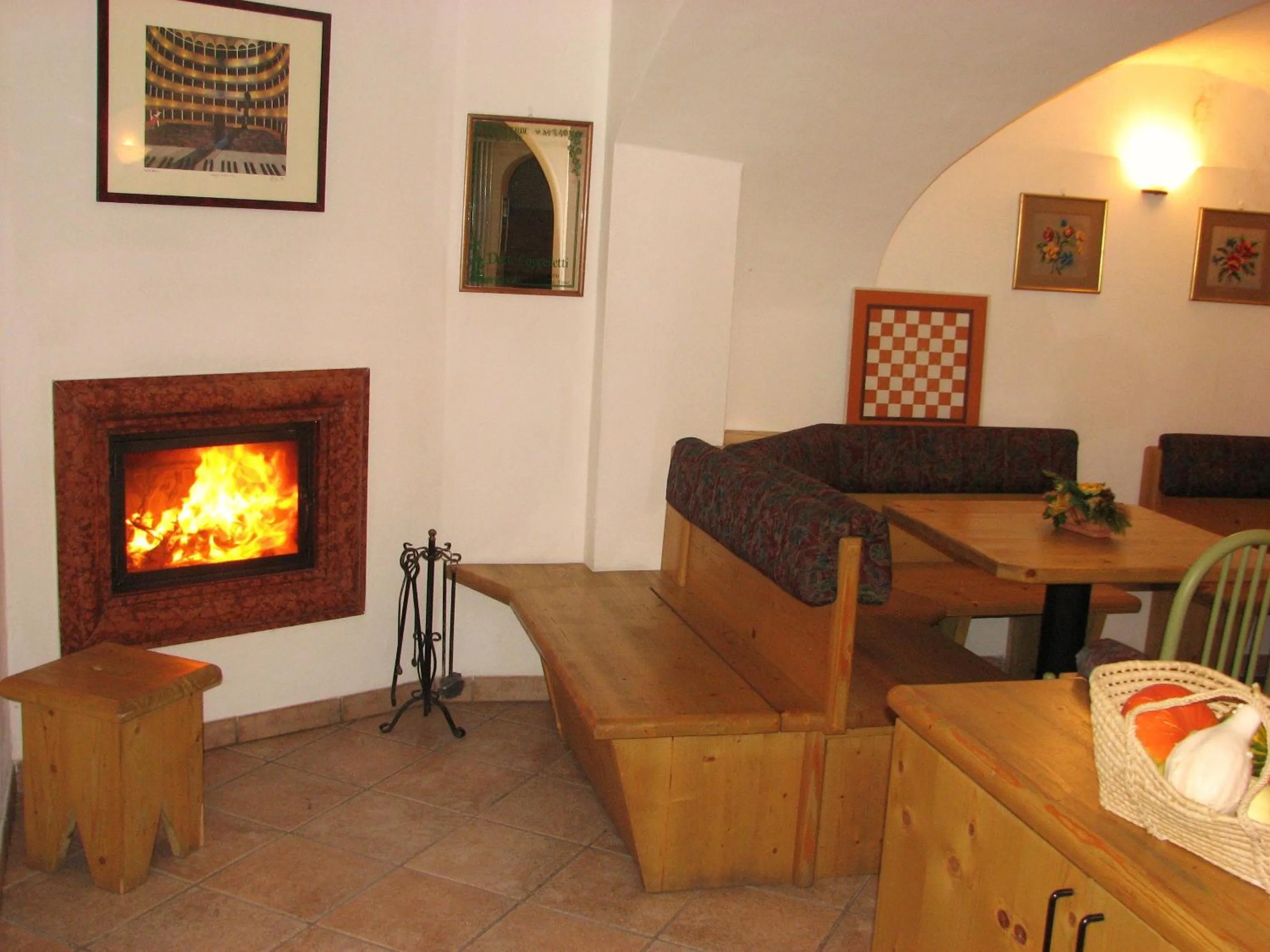 Communal lounge/ TV room in Albergo Neni