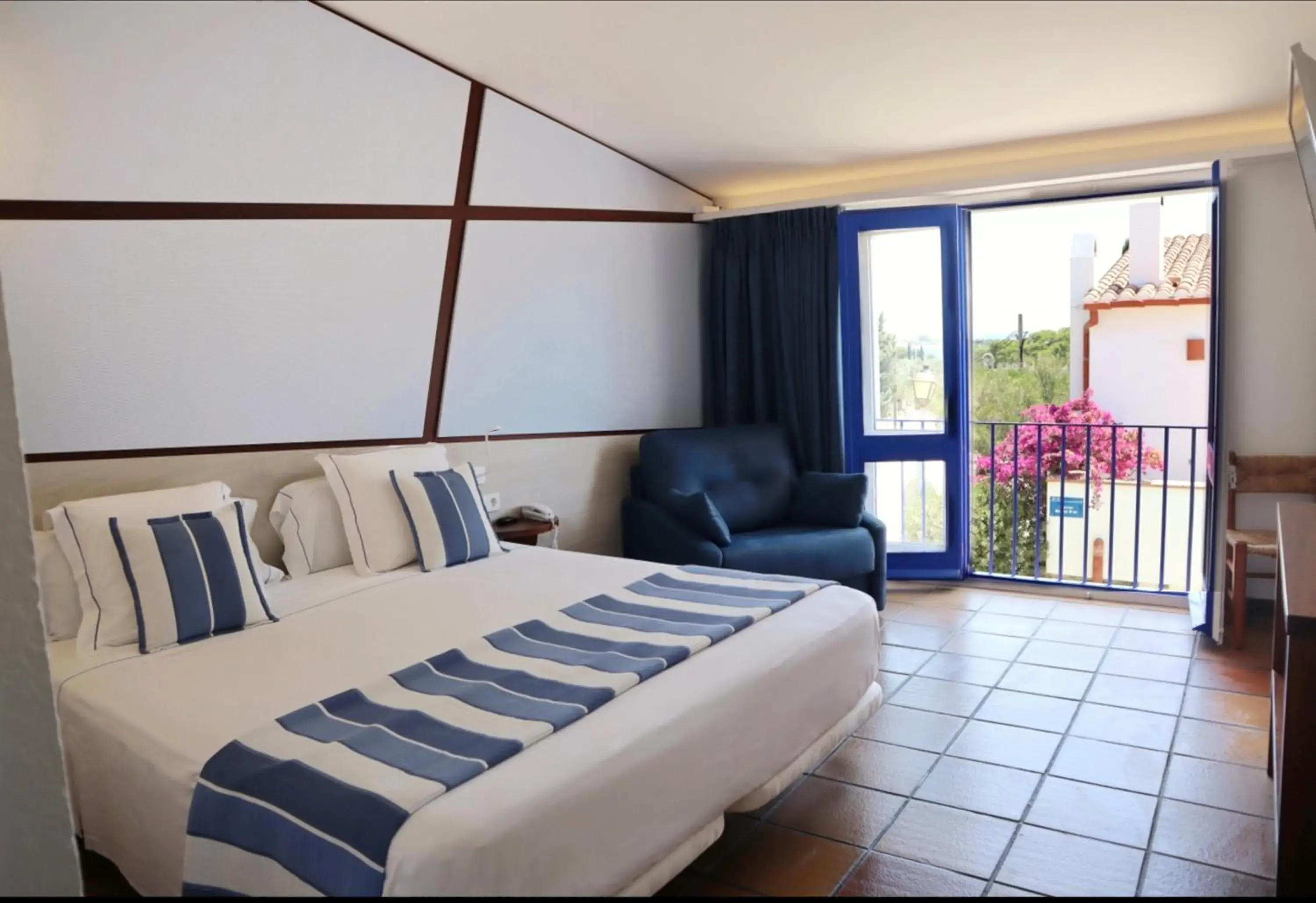 Deluxe Double Room with Bath in Hotel Blaumar Cadaqués by Fimedhotels Deluxe Double Room with Bath in Hotel Blaumar Cadaqués by Fimedhotels