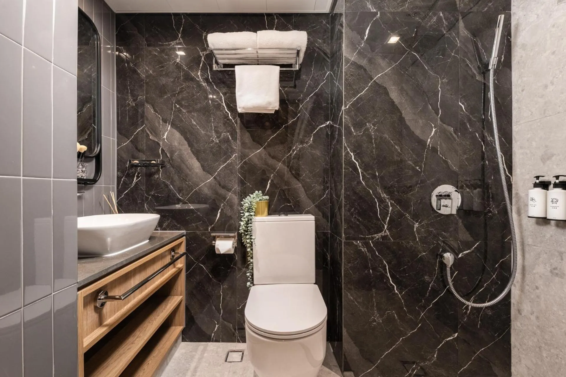 Shower in Dash Living on Hollywood