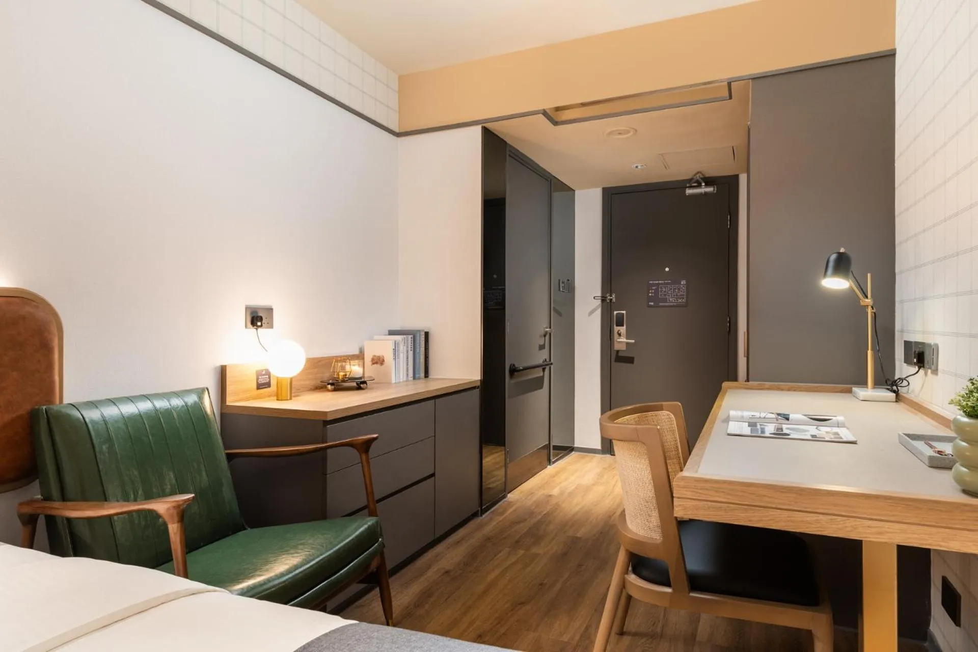 Photo of the whole room, Bed in Dash Living on Hollywood