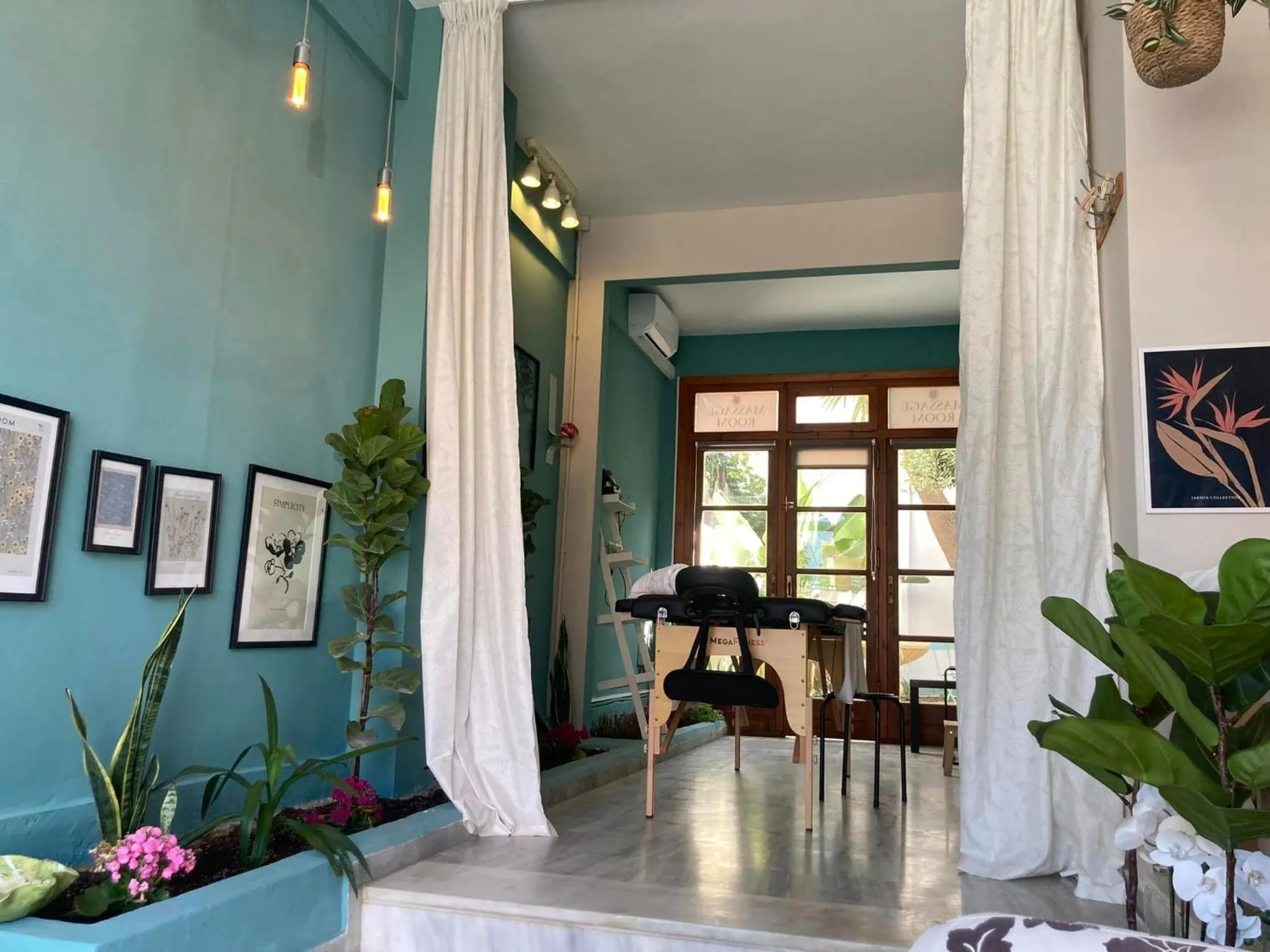 Massage in Tree of Life Art Hotel