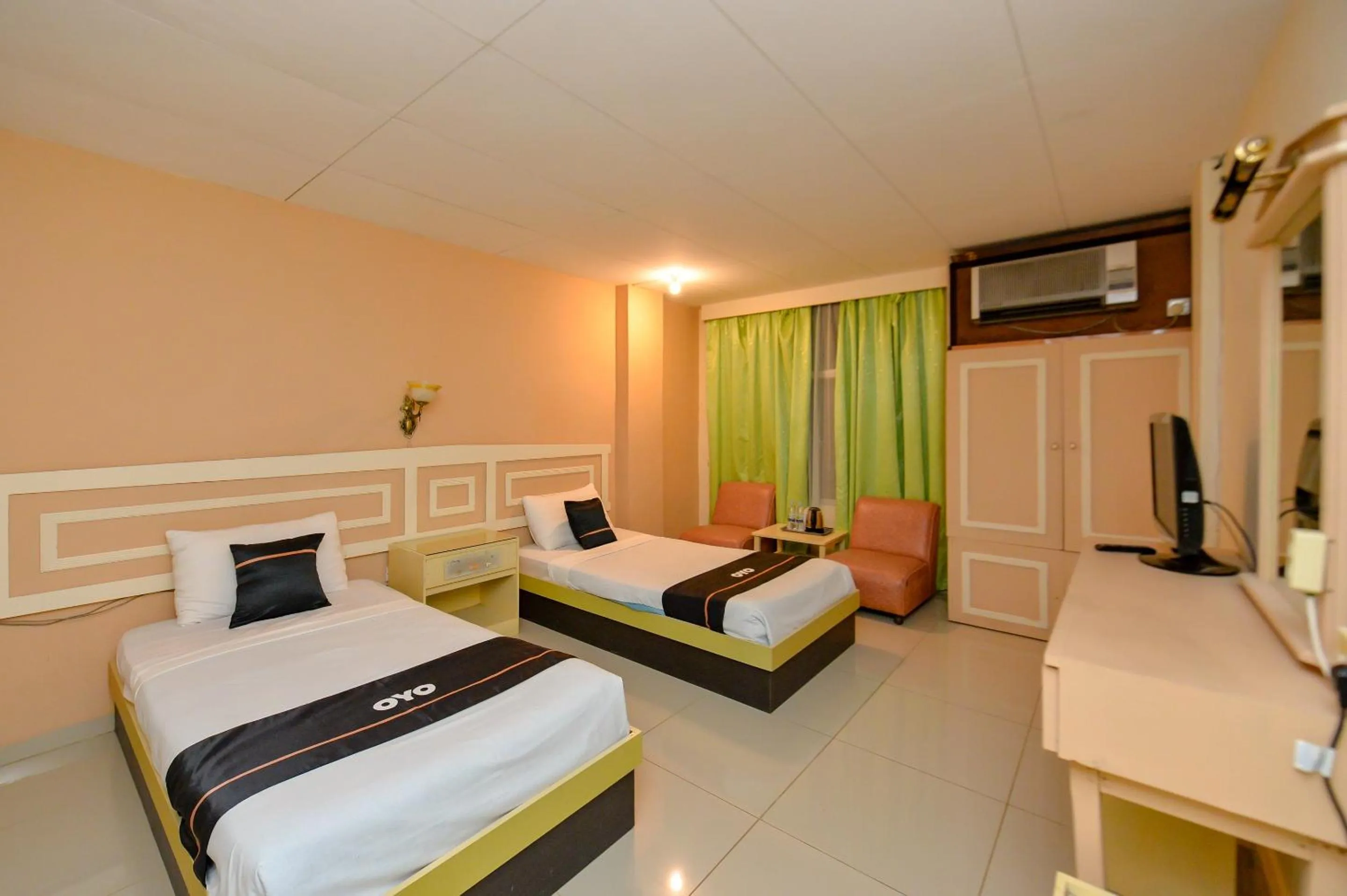 Bedroom in OYO 2487 Sampurna Jaya Hotel