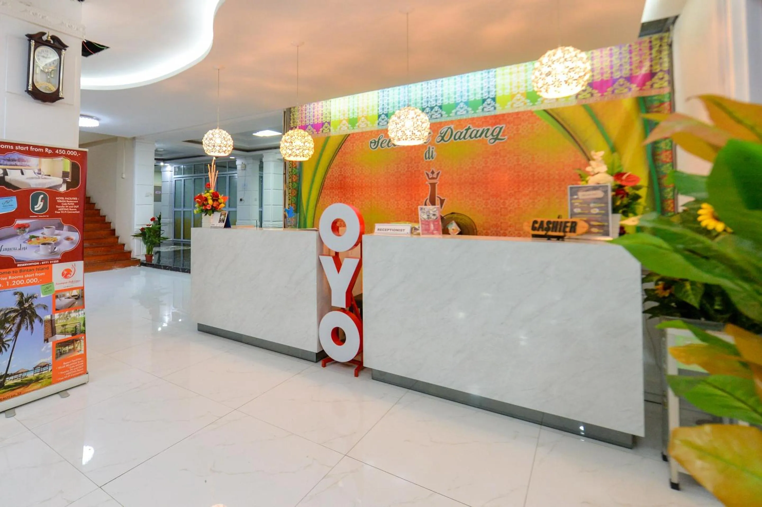 Lobby or reception in OYO 2487 Sampurna Jaya Hotel
