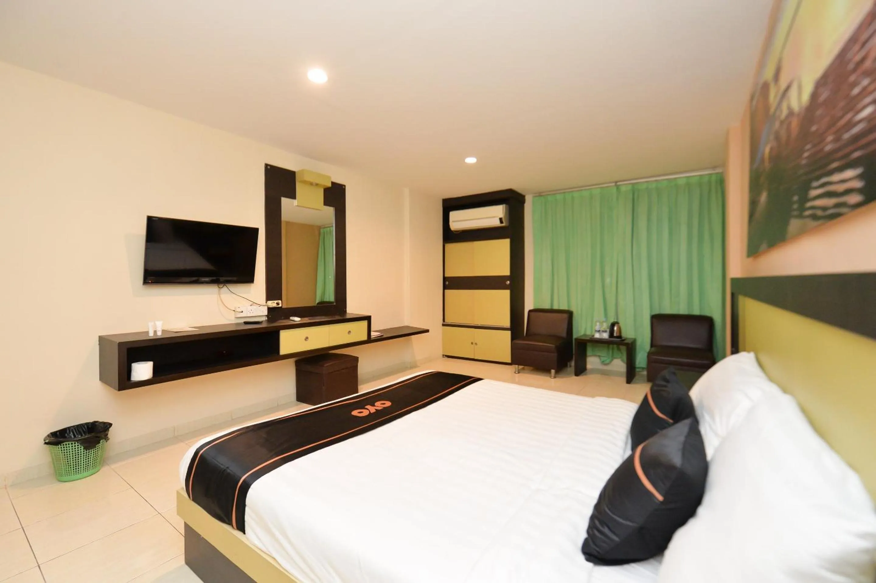 Bedroom in OYO 2487 Sampurna Jaya Hotel