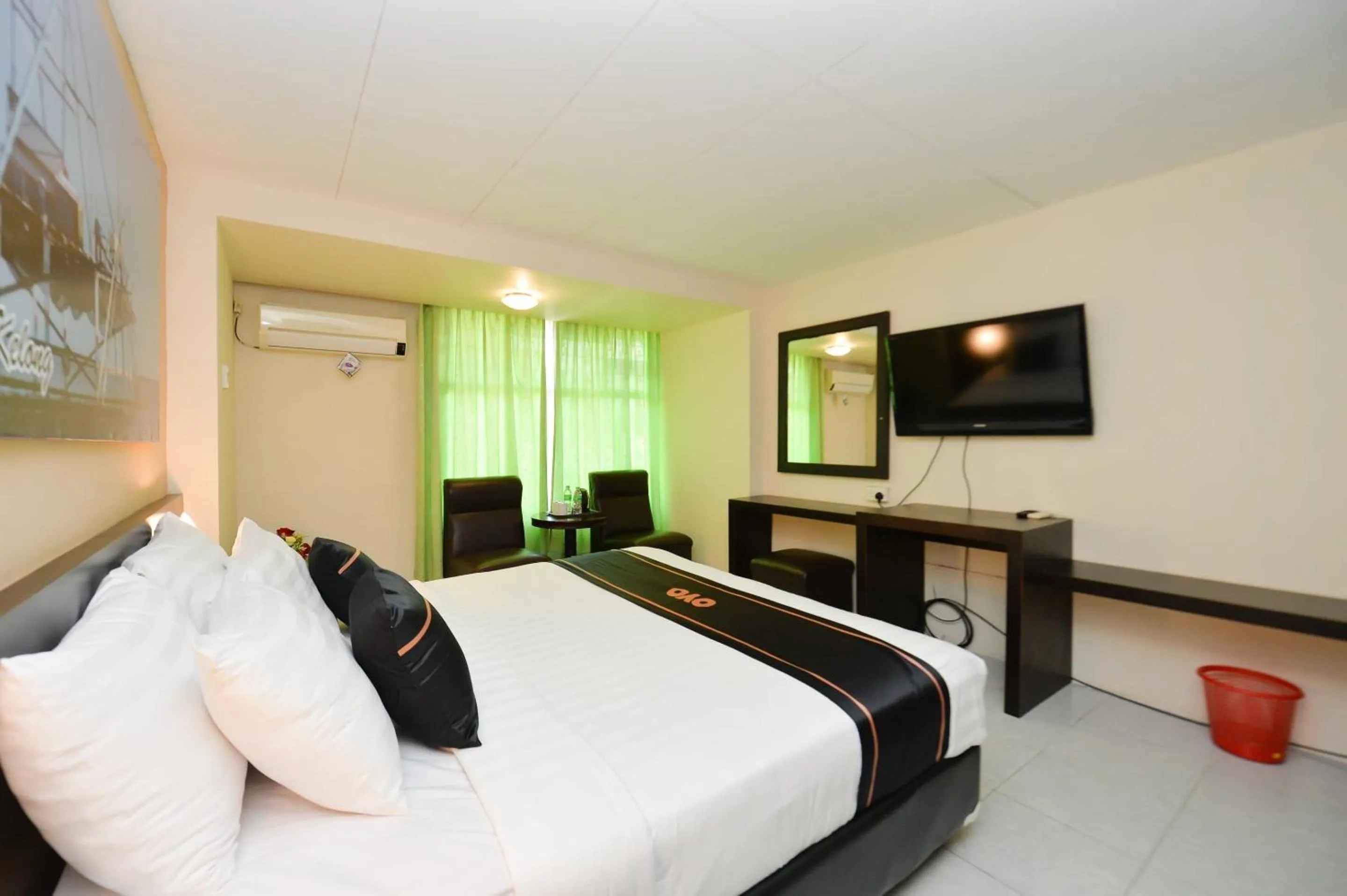 Bedroom in OYO 2487 Sampurna Jaya Hotel