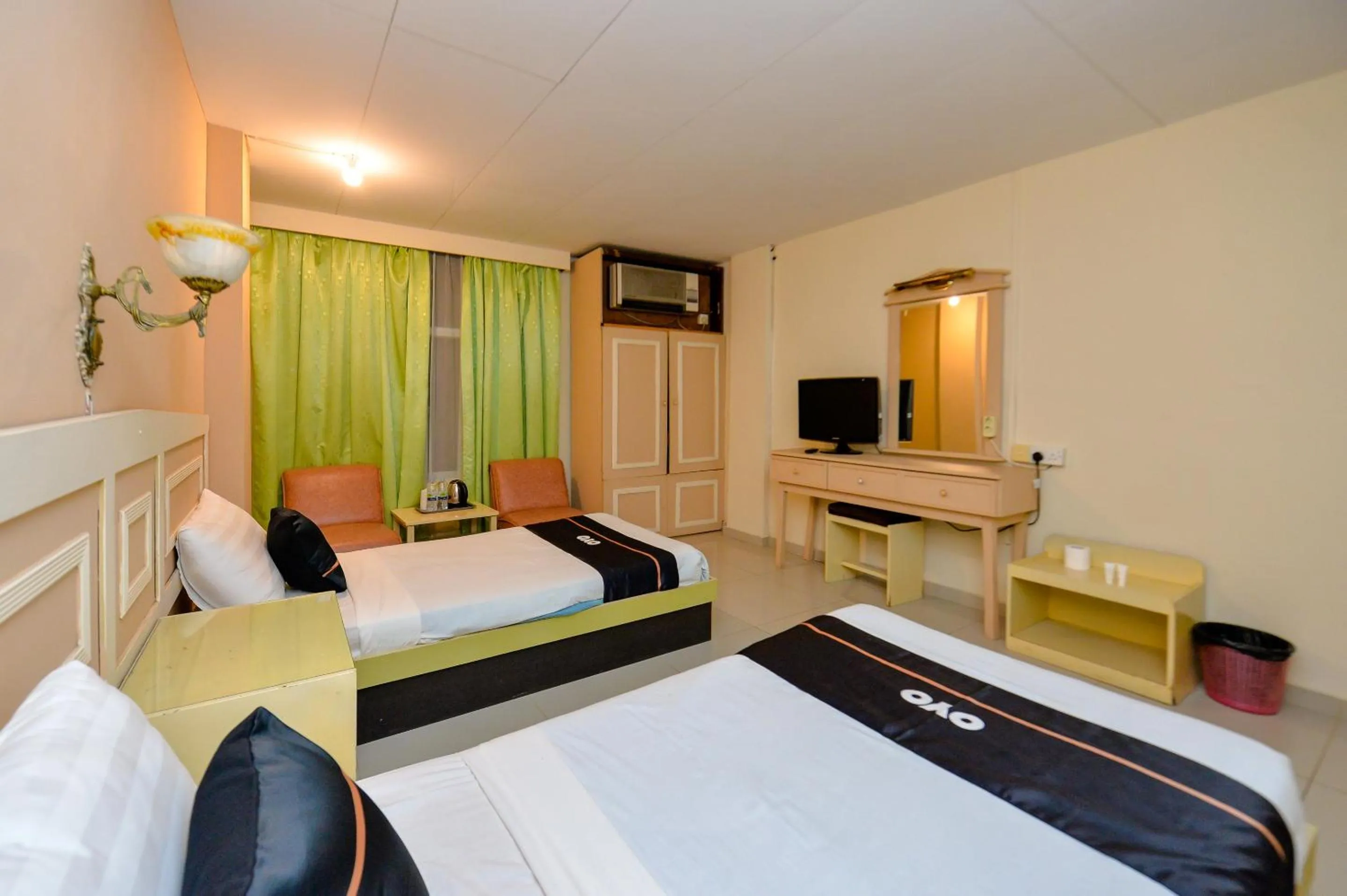 Bedroom in OYO 2487 Sampurna Jaya Hotel