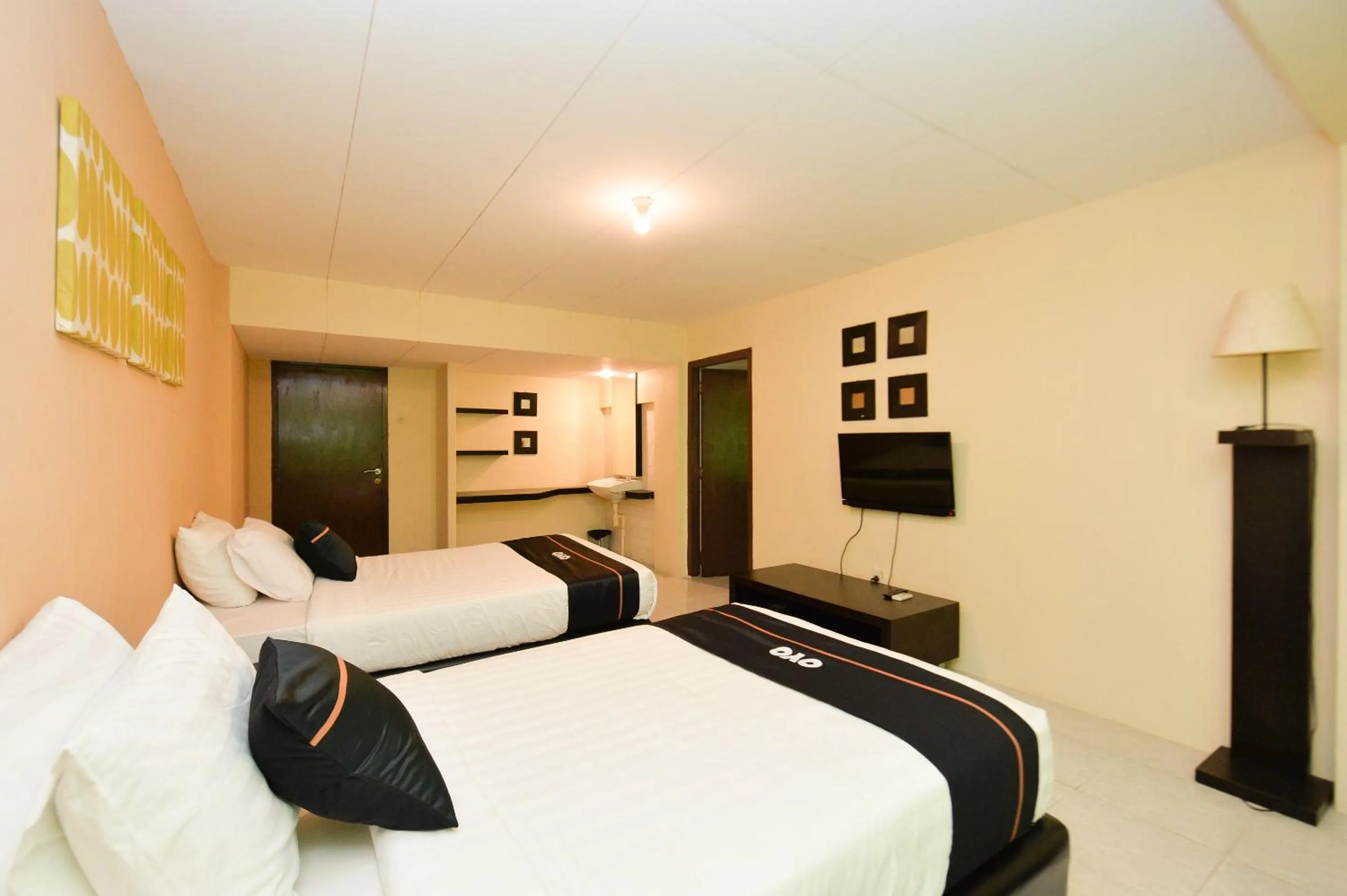 Bedroom in OYO 2487 Sampurna Jaya Hotel