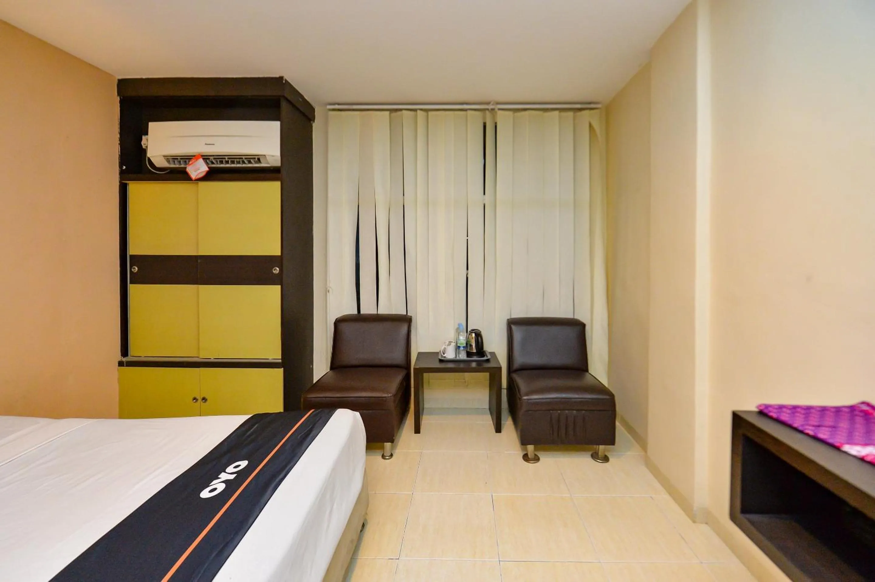 Bedroom in OYO 2487 Sampurna Jaya Hotel