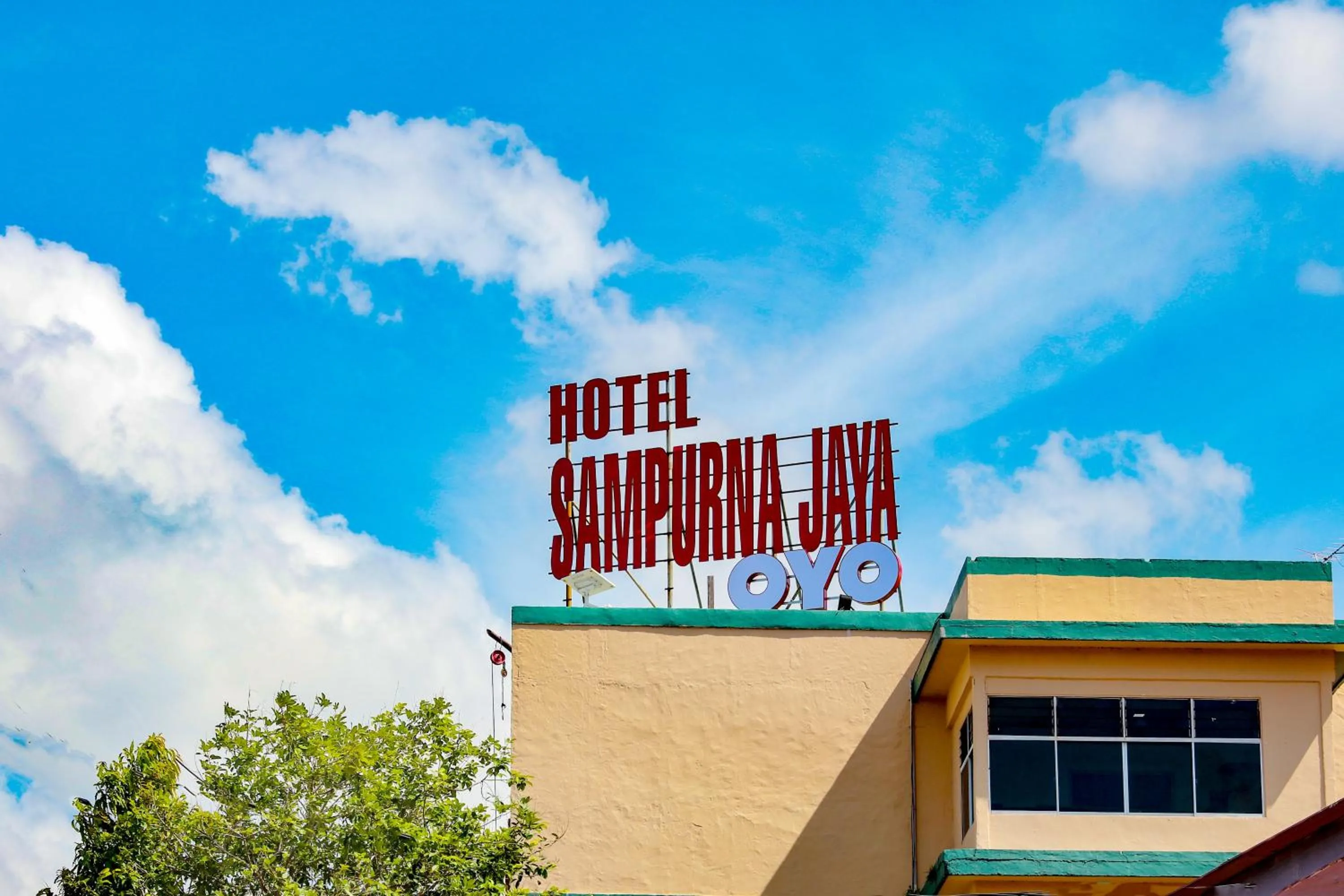 Facade/entrance in OYO 2487 Sampurna Jaya Hotel