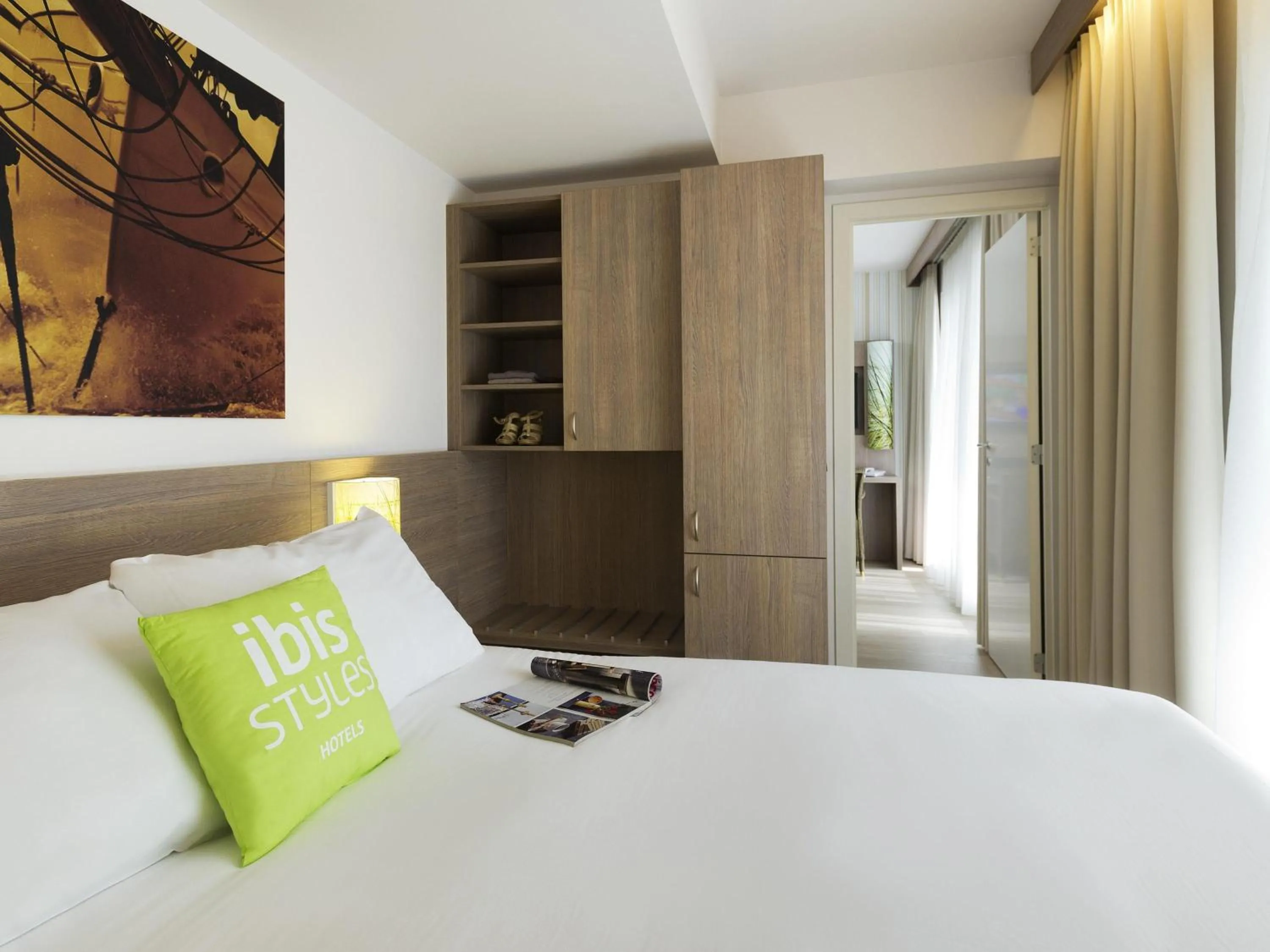 Bedroom, Bed in ibis Styles Zeebrugge