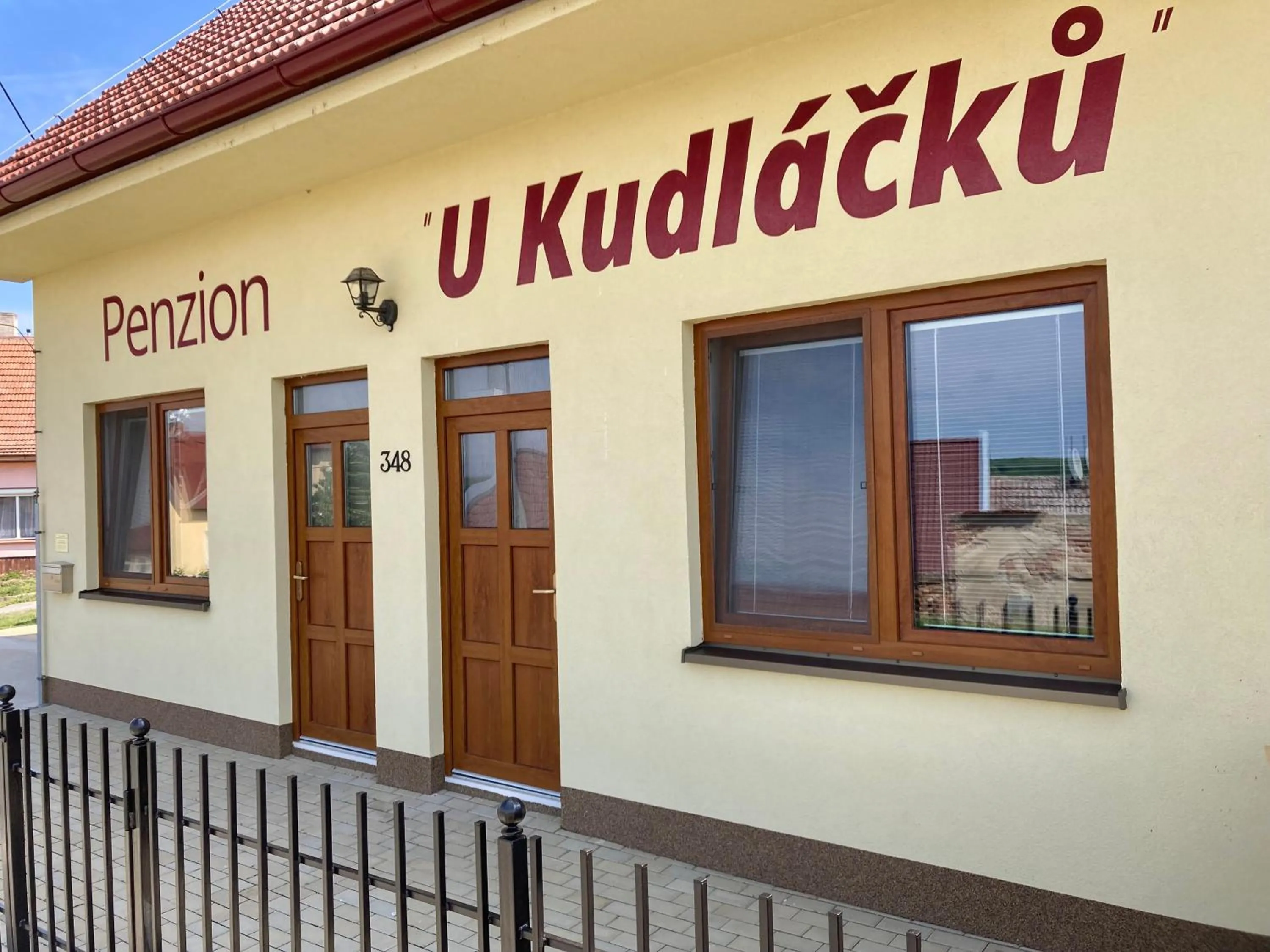 Property building in Apartmány s klimatizací - Penzion U Kudláčků Pouzdřany