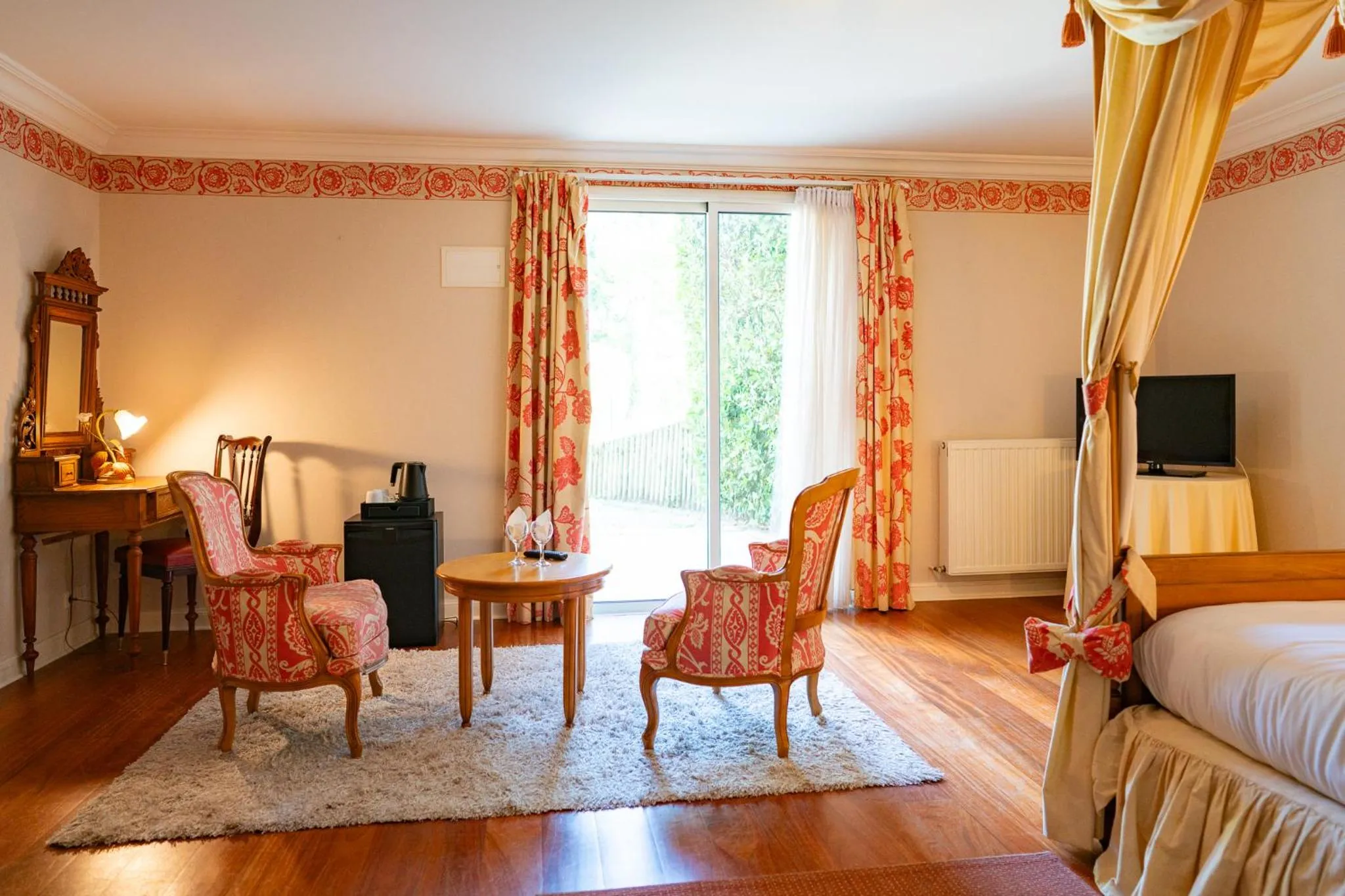 Seating area, Bed in Hôtel de Margaux