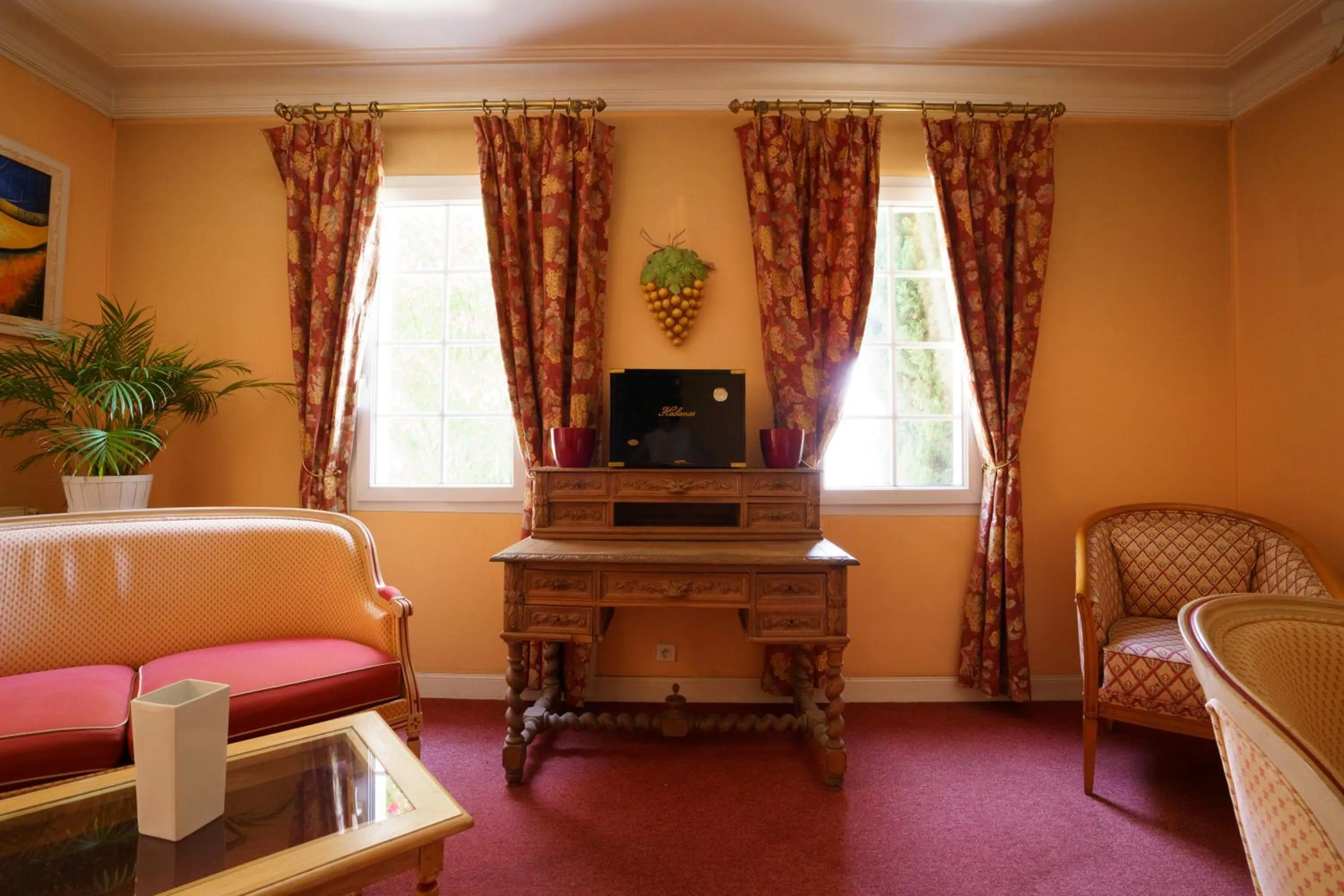 Living room, Bed in Hôtel de Margaux