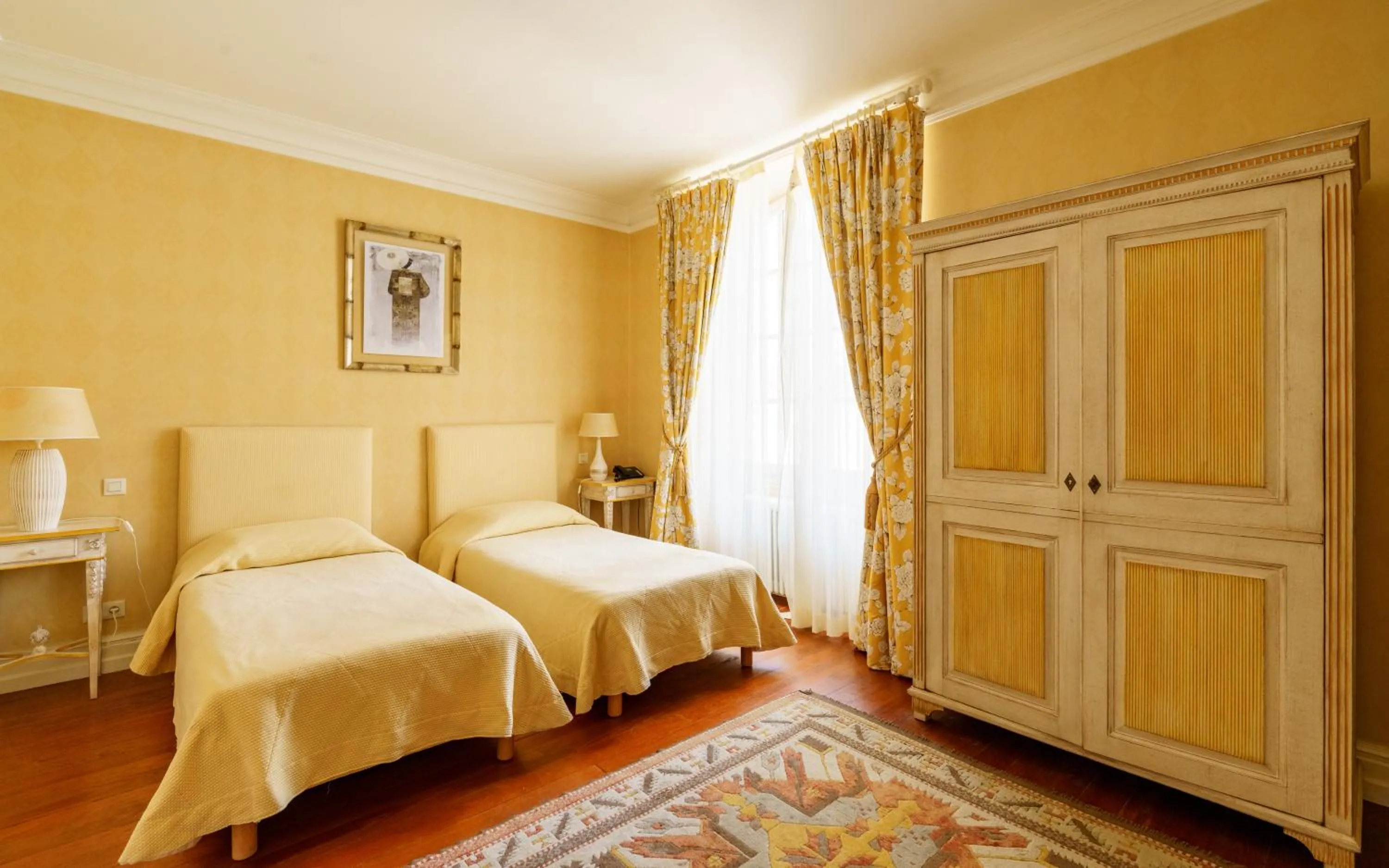 Photo of the whole room, Bed in Hôtel de Margaux