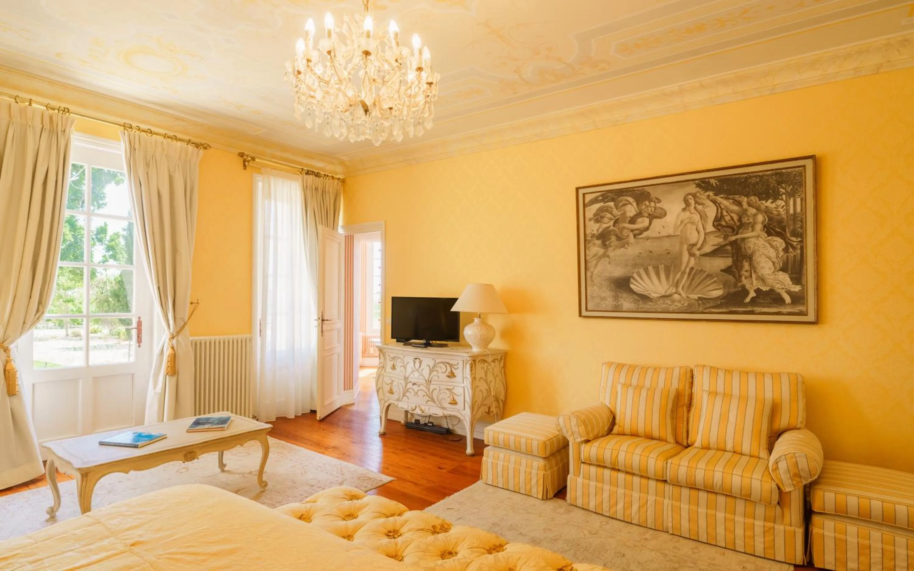 TV and multimedia, Bed in Hôtel de Margaux