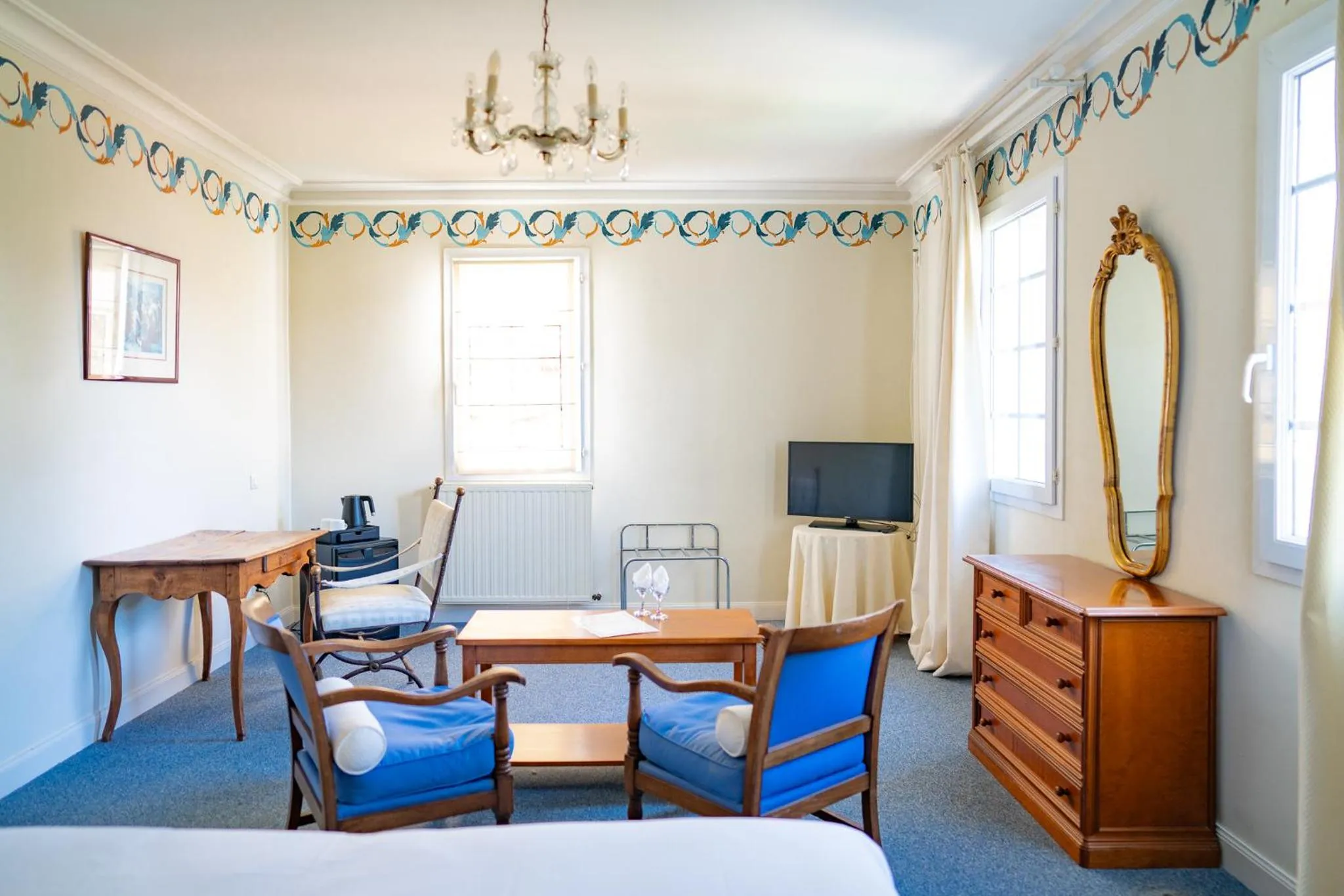 Living room, Bed in Hôtel de Margaux