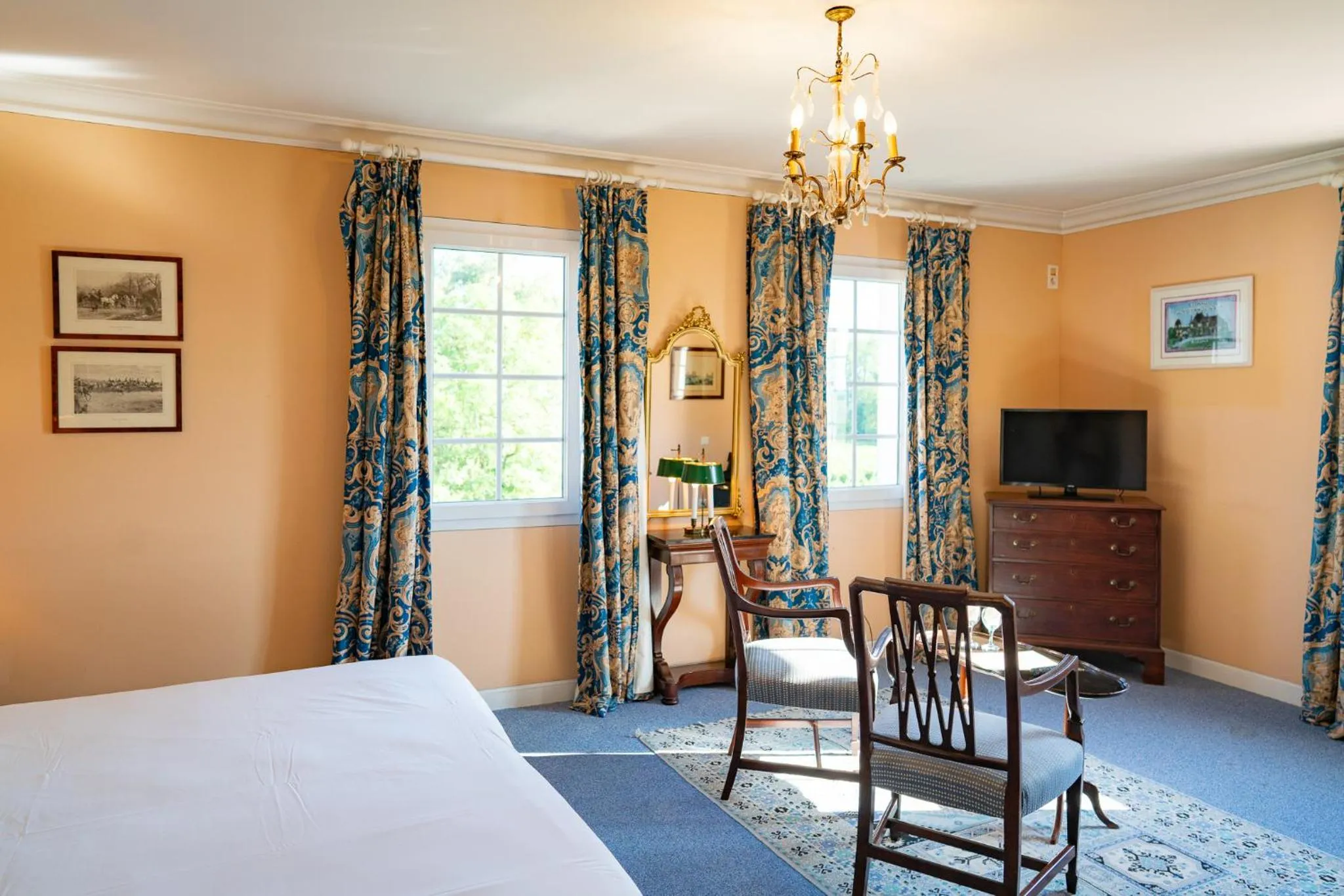 Photo of the whole room, Bed in Hôtel de Margaux