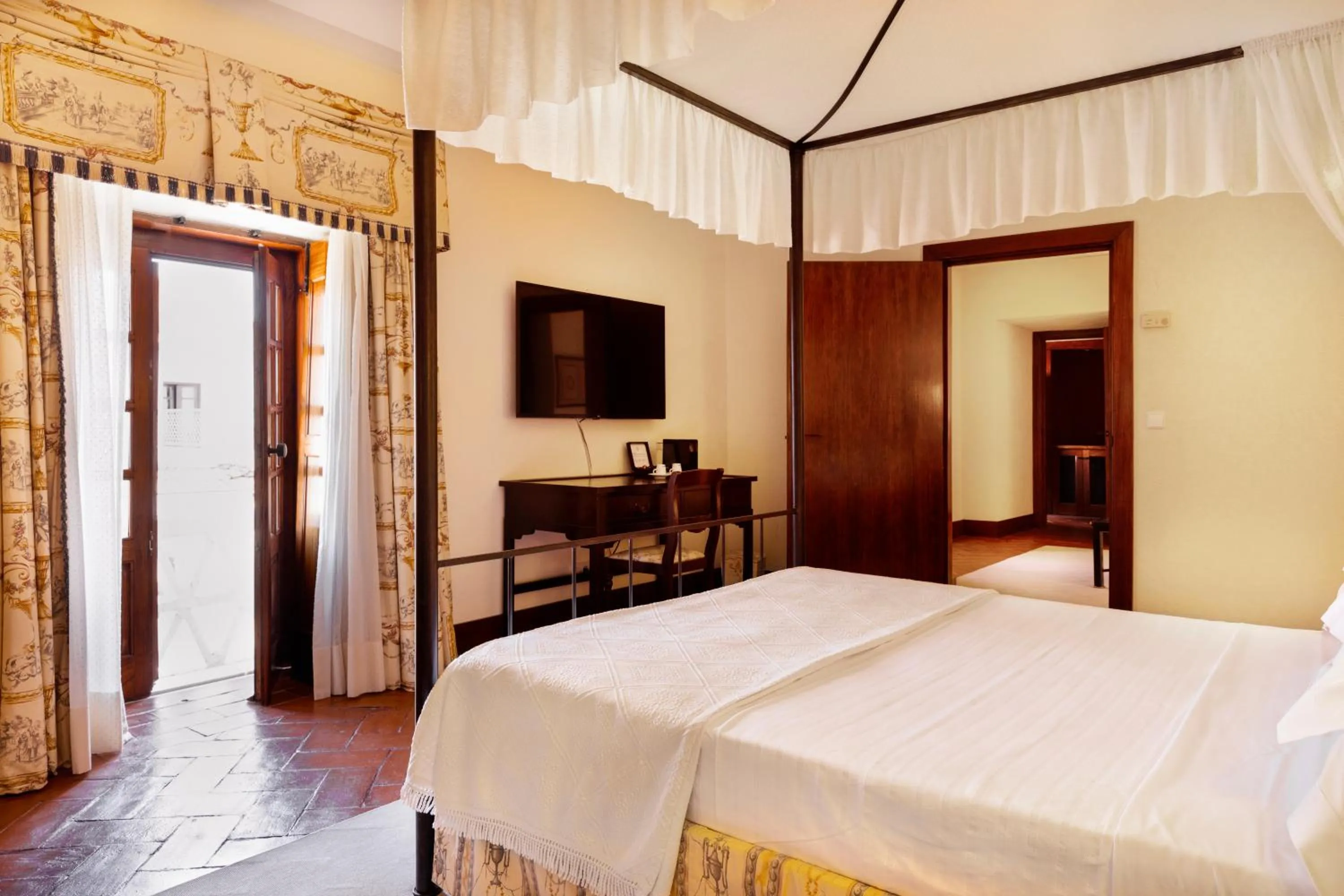 Photo of the whole room, Bed in Pousada Convento de Vila Viçosa