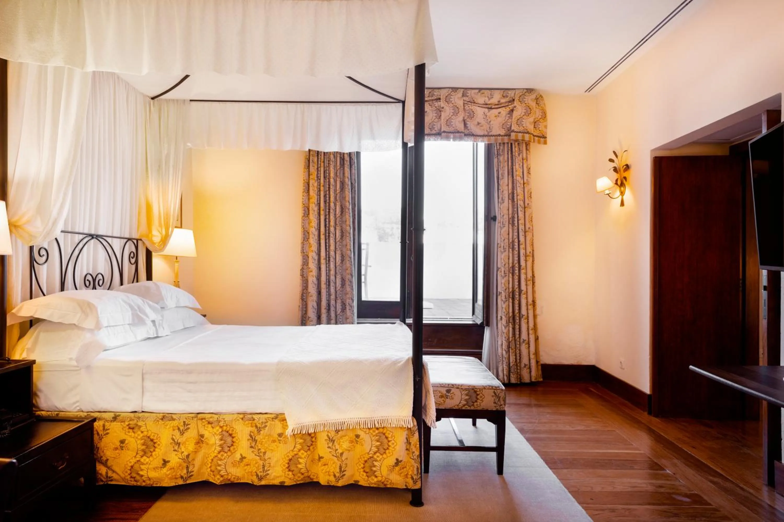 Photo of the whole room, Bed in Pousada Convento de Vila Viçosa