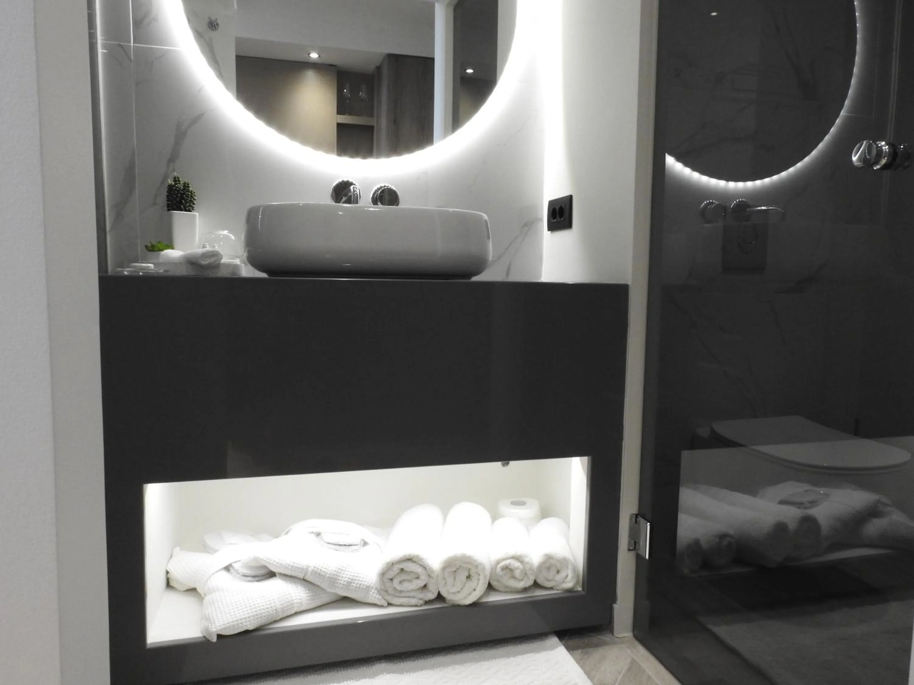 Shower, Bed in Nikos Ikies