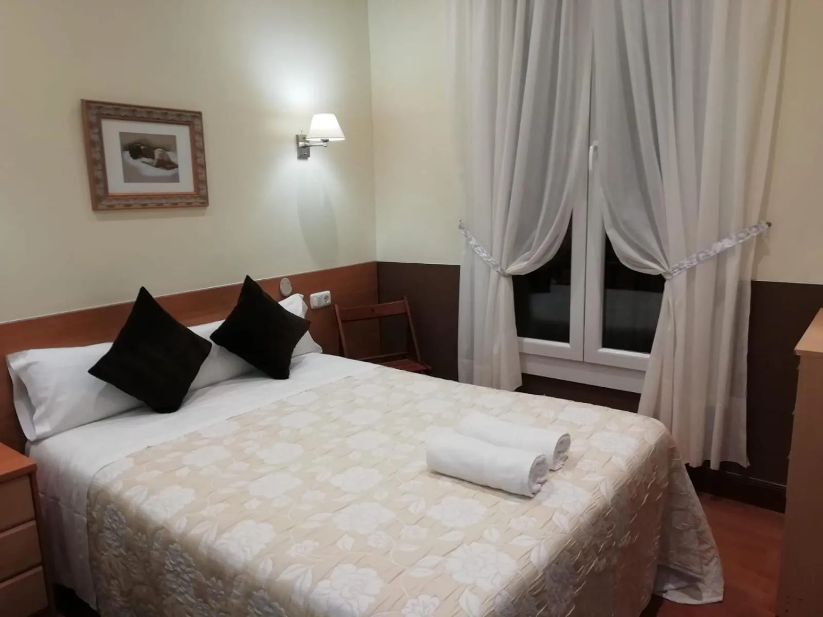 Photo of the whole room, Bed in Pensión San Jerónimo